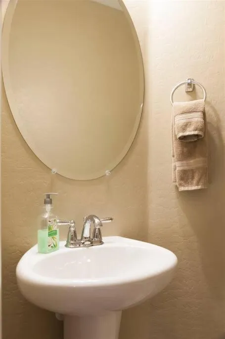 Gated townhouse with heated pool, hot tub, near US60