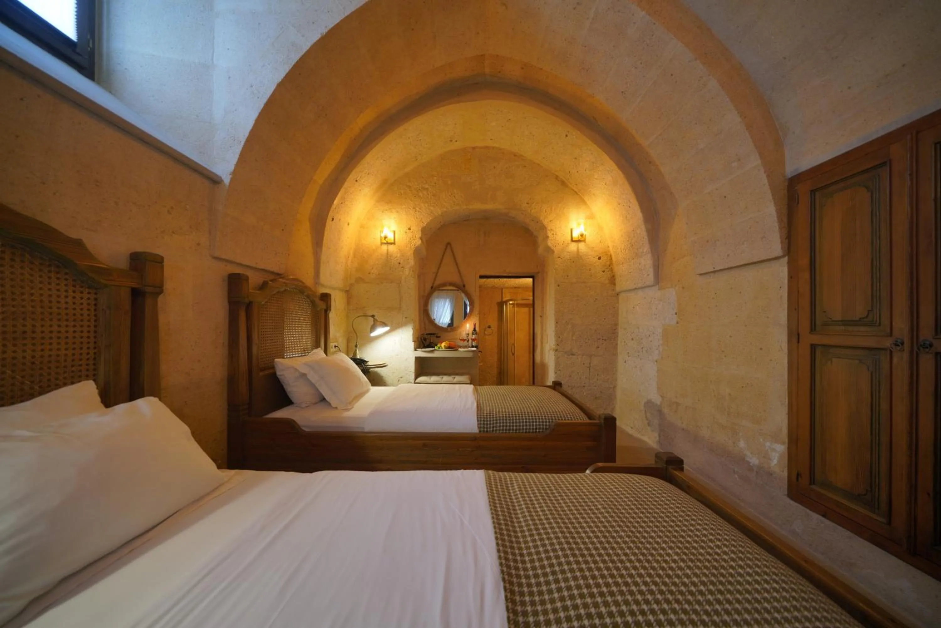 Photo of the whole room, Bed in Maya Cave