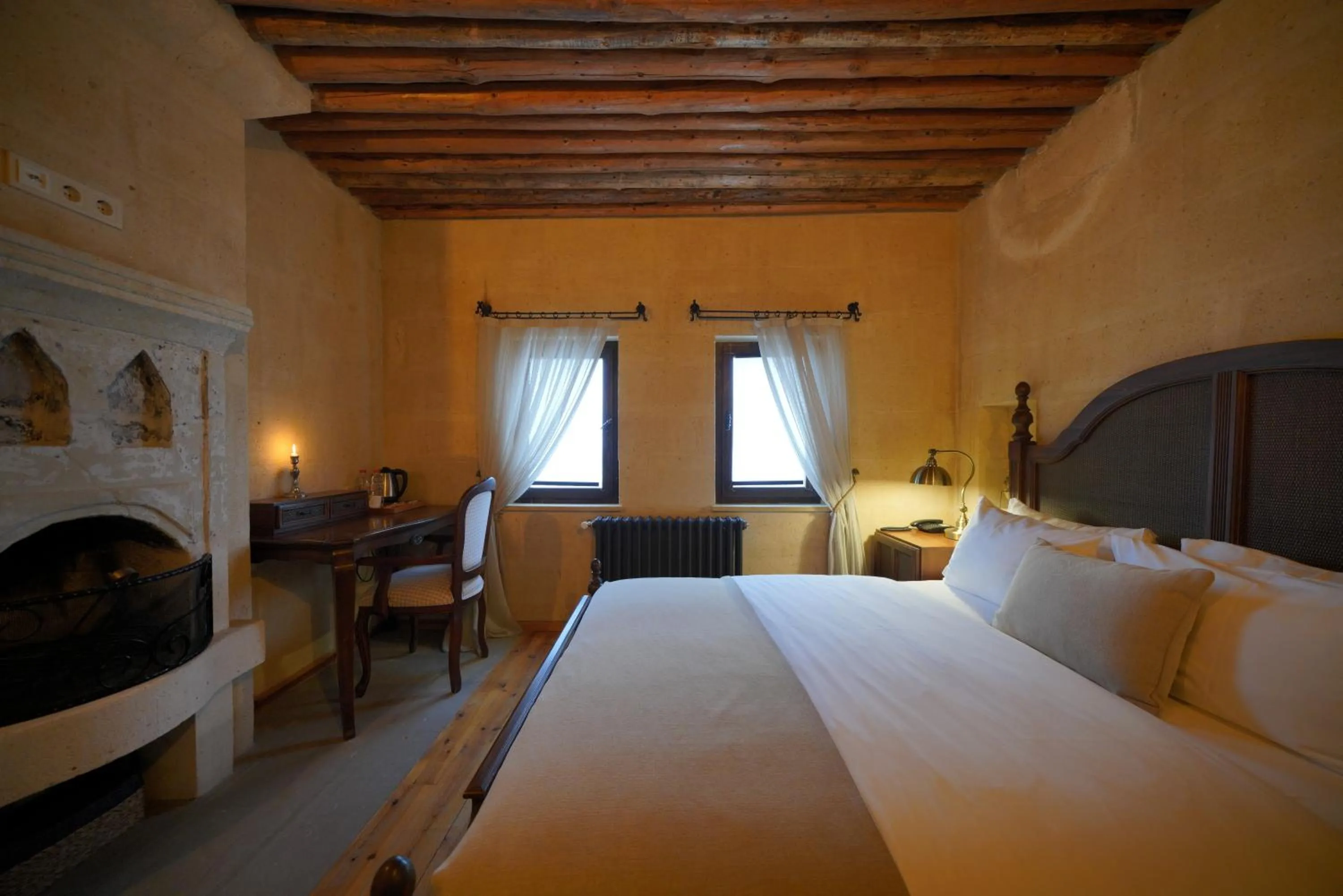 Photo of the whole room, Bed in Maya Cave