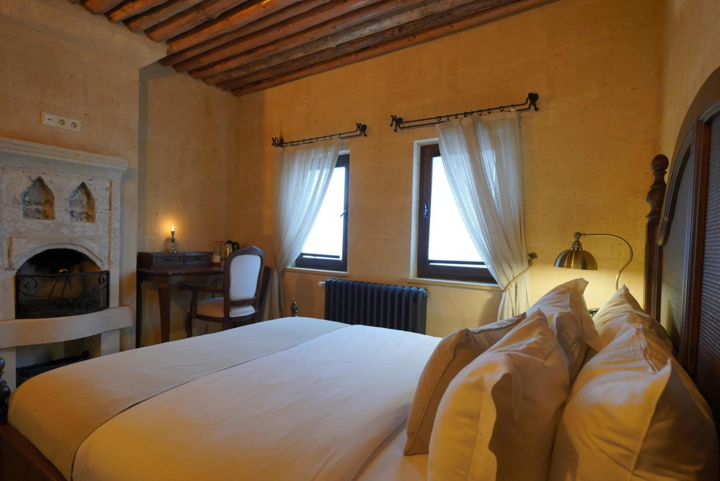 Photo of the whole room, Bed in Maya Cave