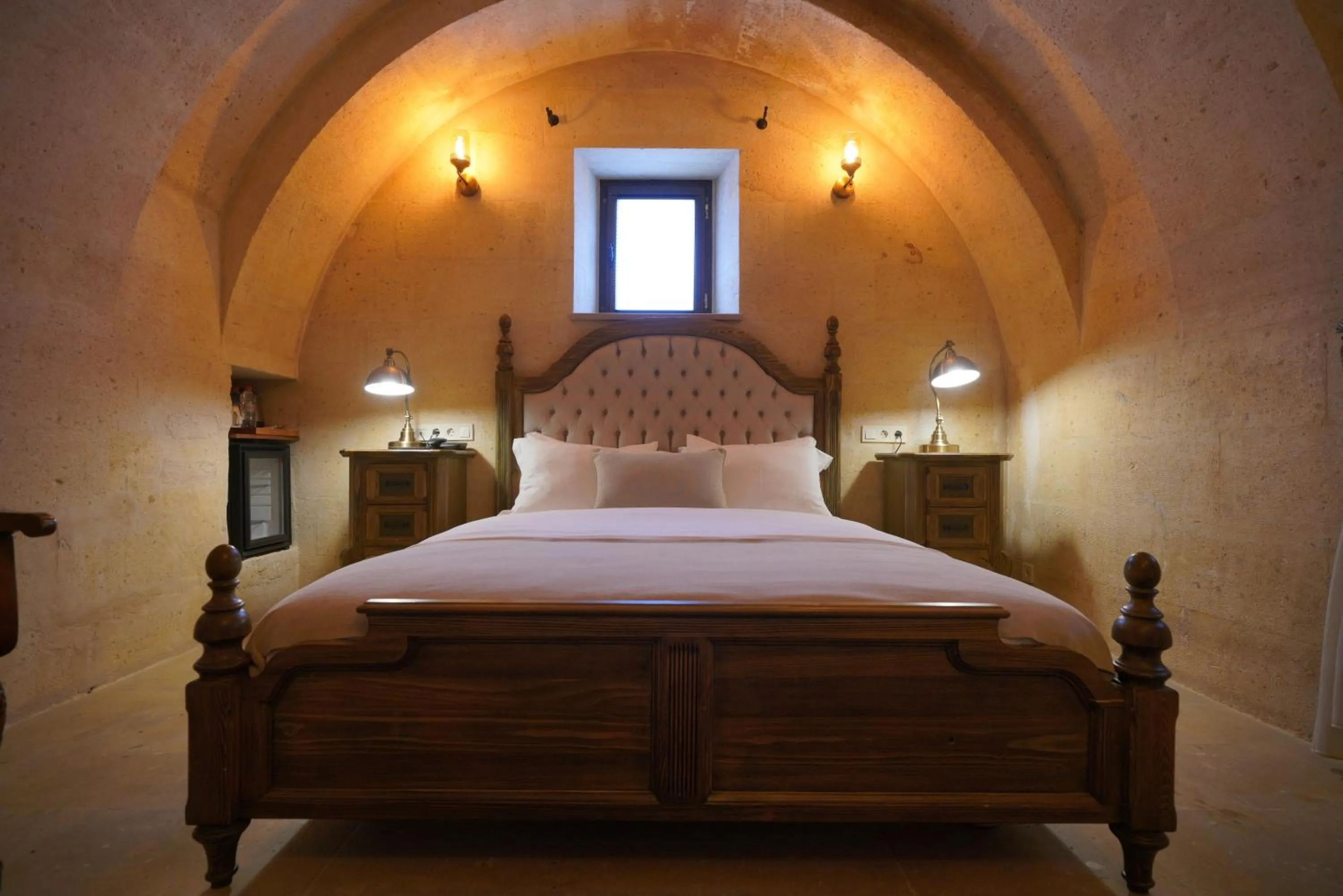 Photo of the whole room, Bed in Maya Cave