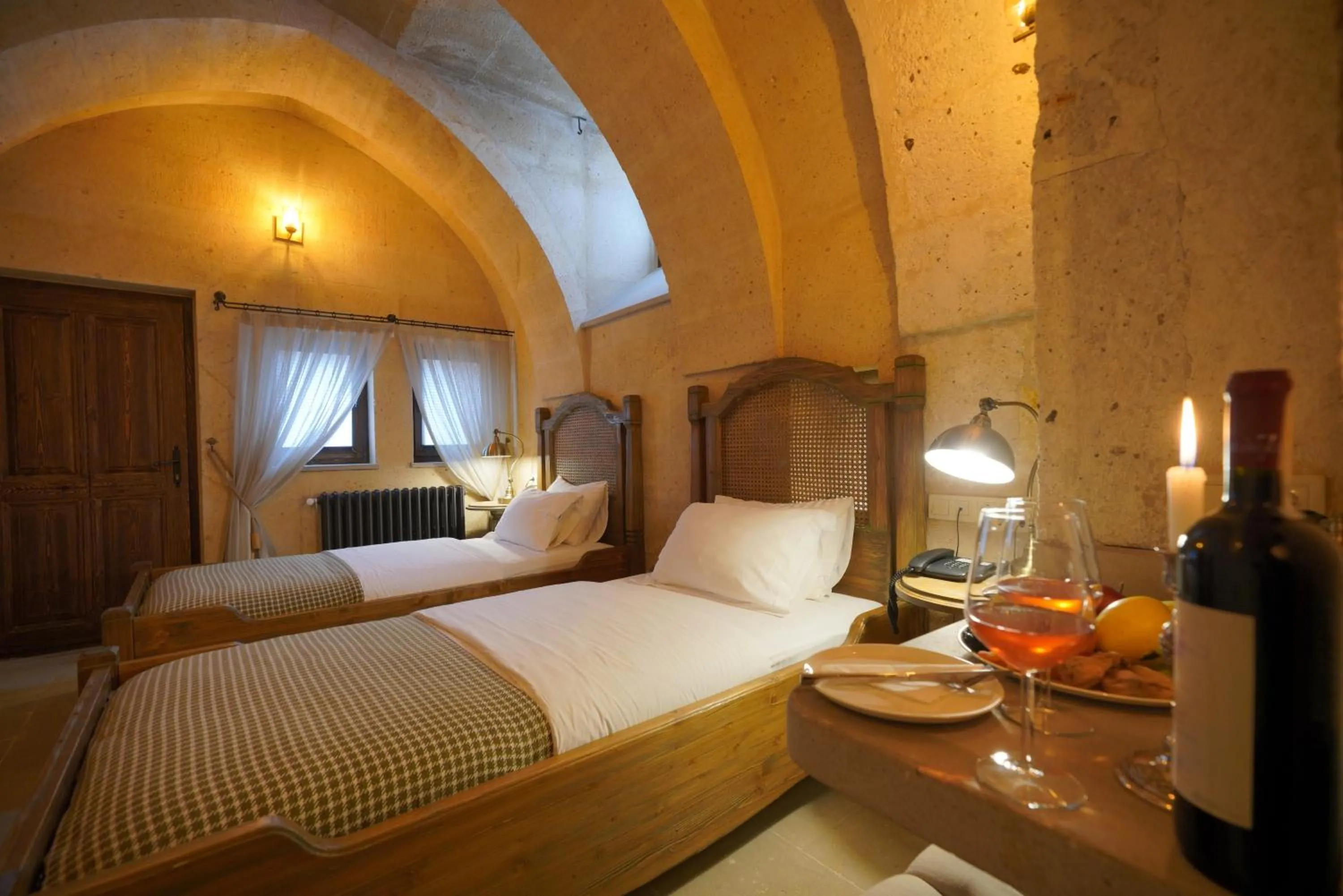 Photo of the whole room, Bed in Maya Cave