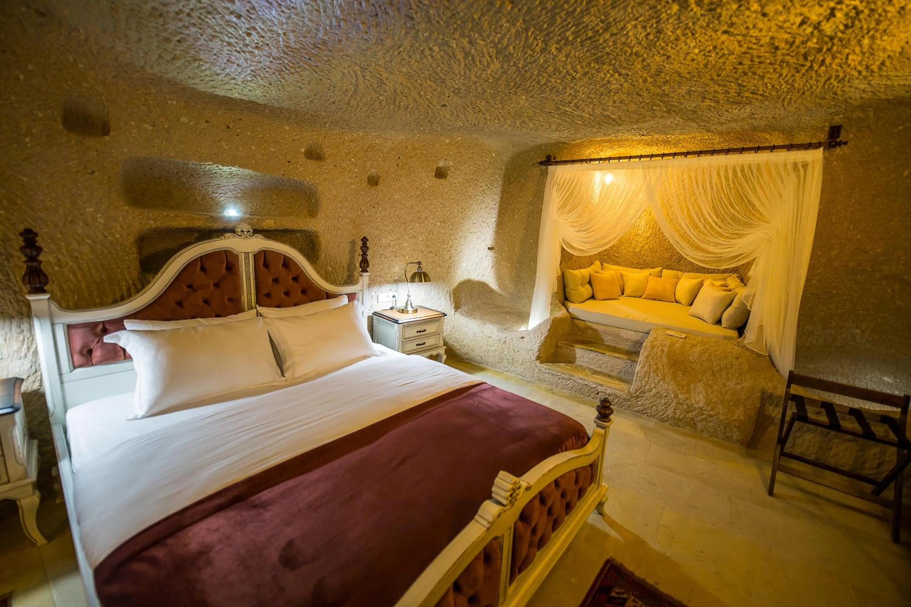 Photo of the whole room, Bed in Maya Cave