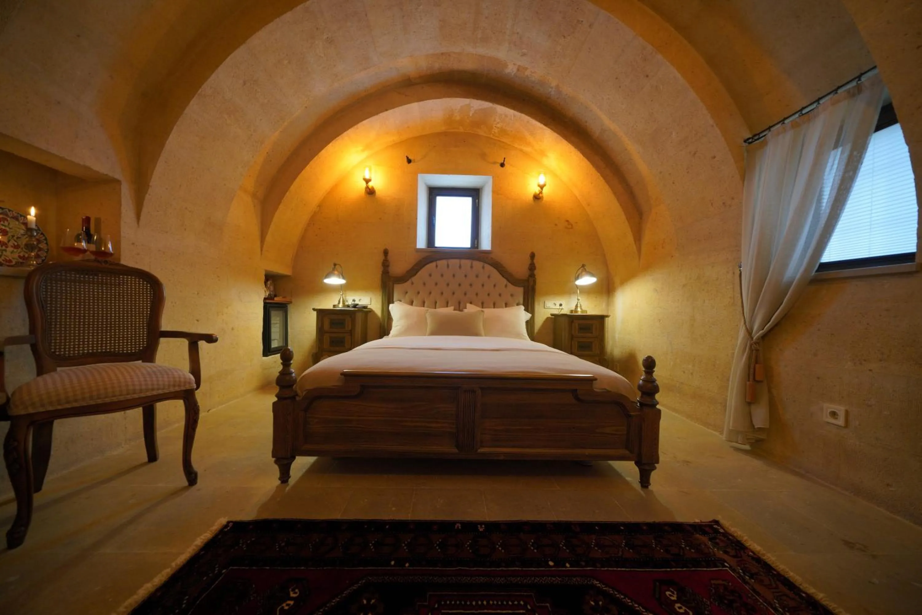 Photo of the whole room, Bed in Maya Cave