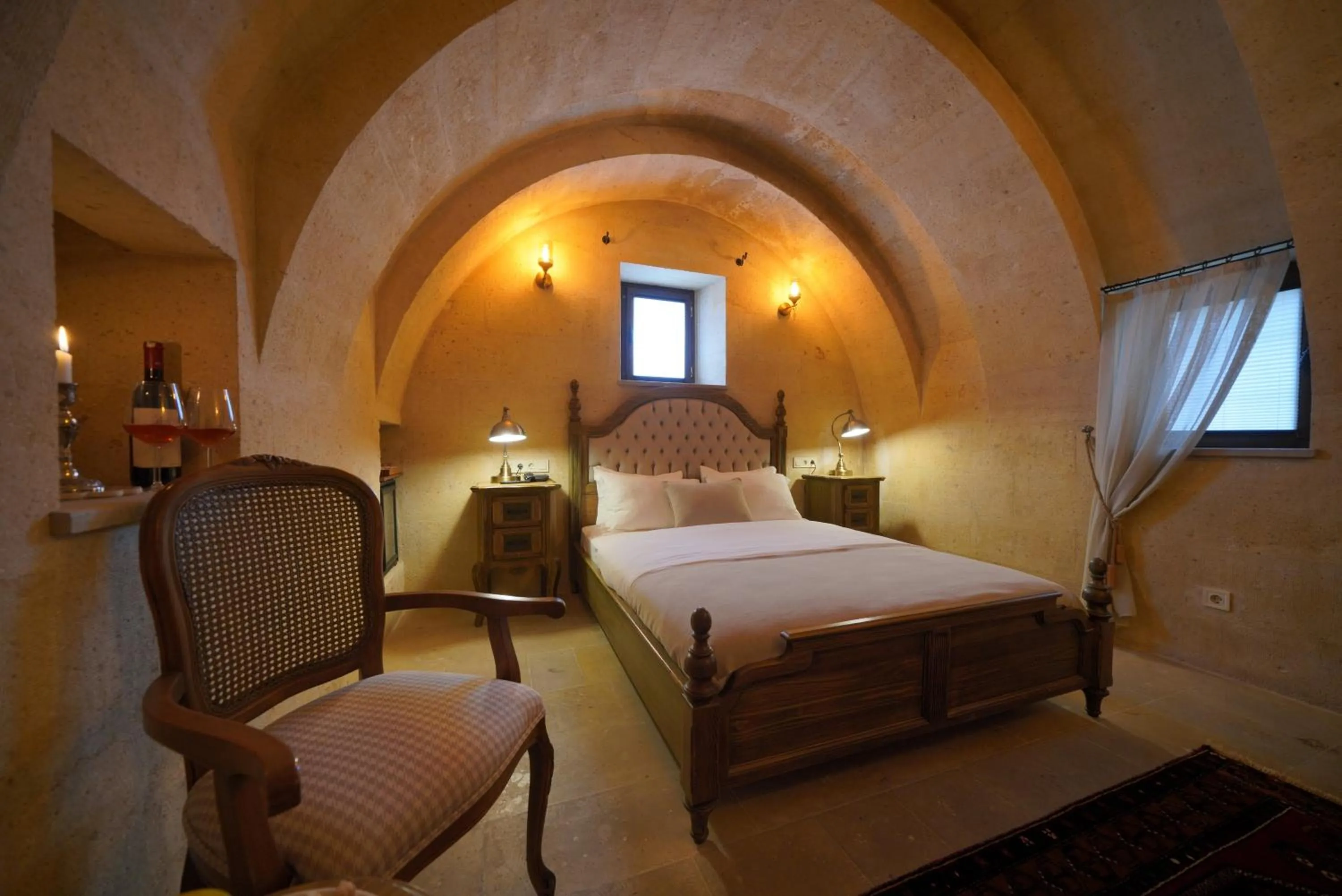 Photo of the whole room, Bed in Maya Cave