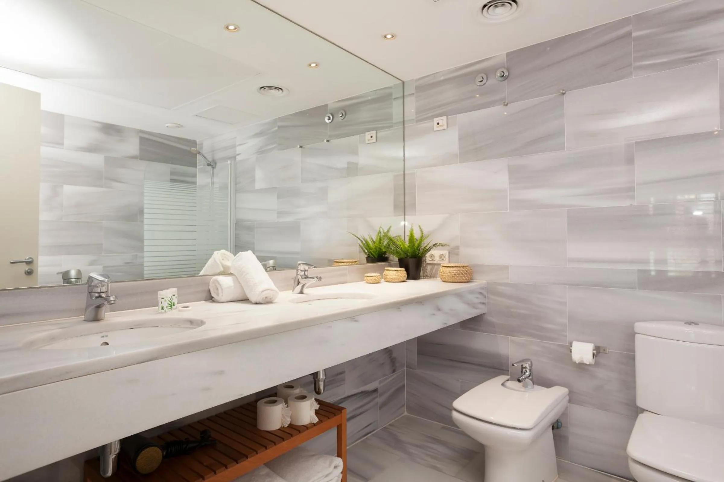 Bathroom in Rent Top Apartments Beach-Diagonal Mar