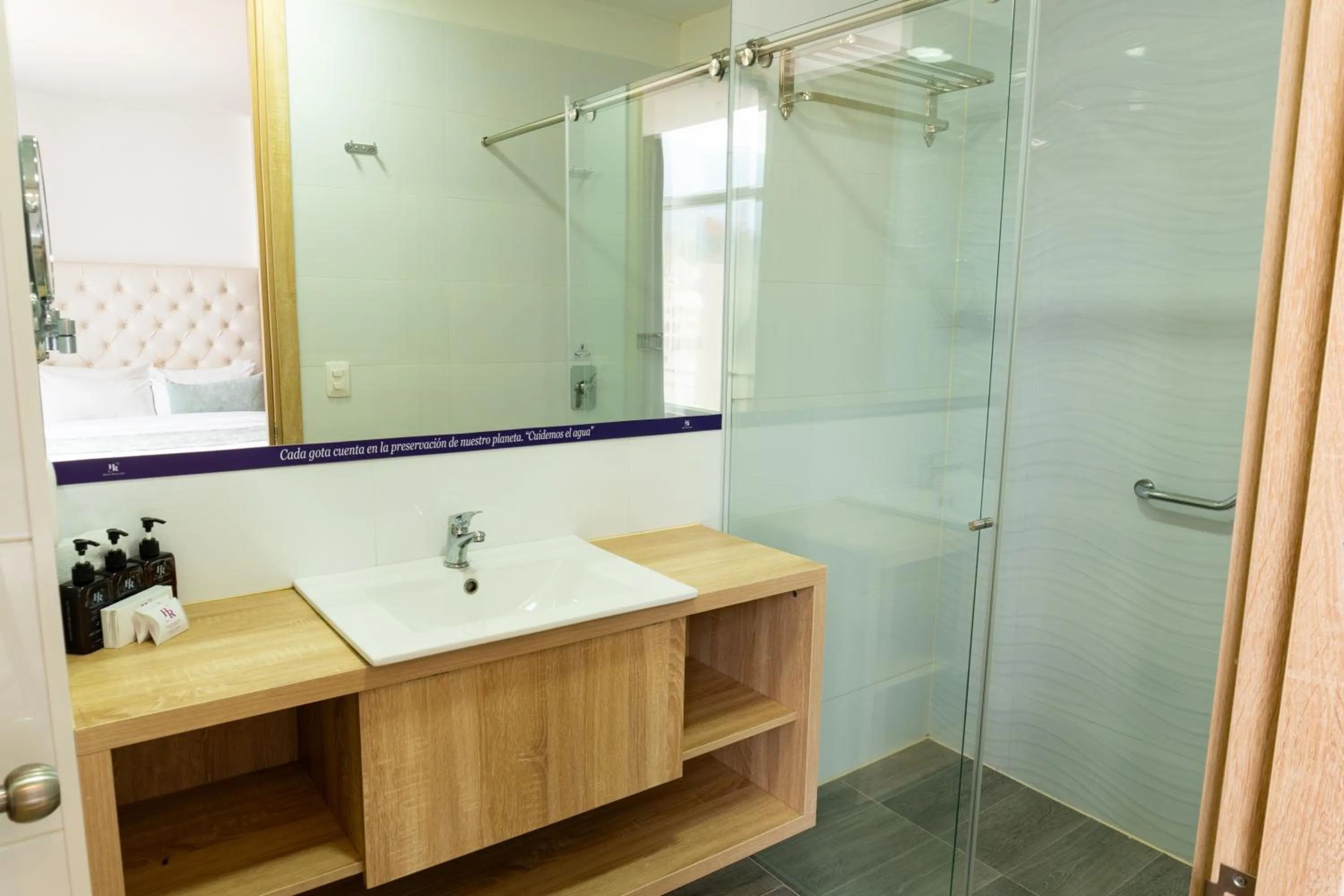 Toilet in Hotel Roseliere Bucaramanga