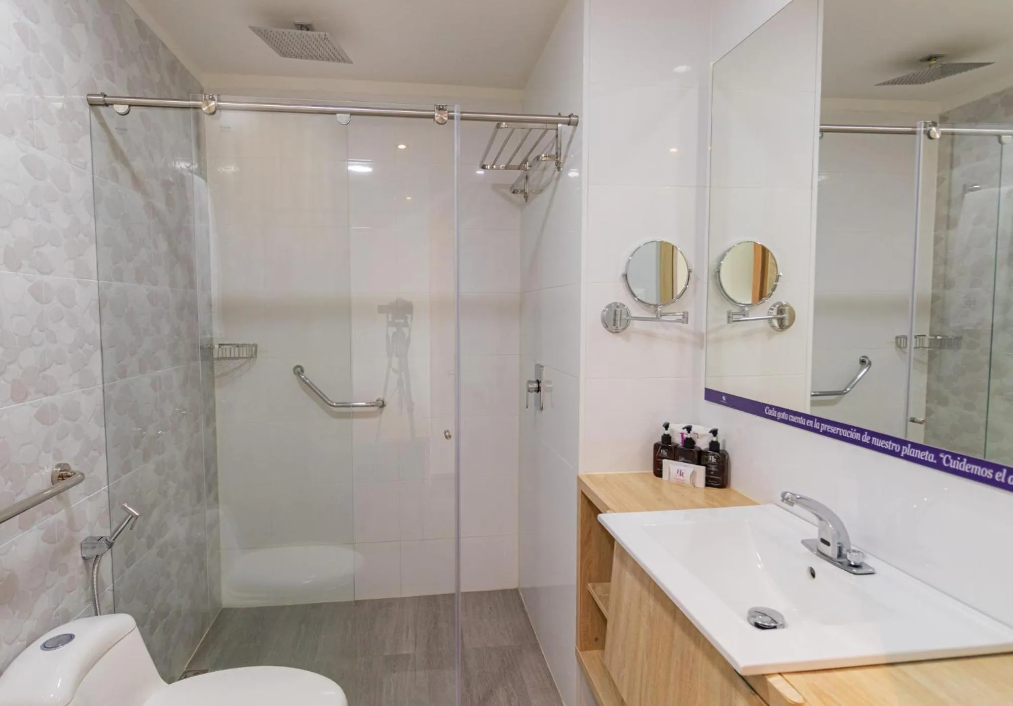 Toilet in Hotel Roseliere Bucaramanga