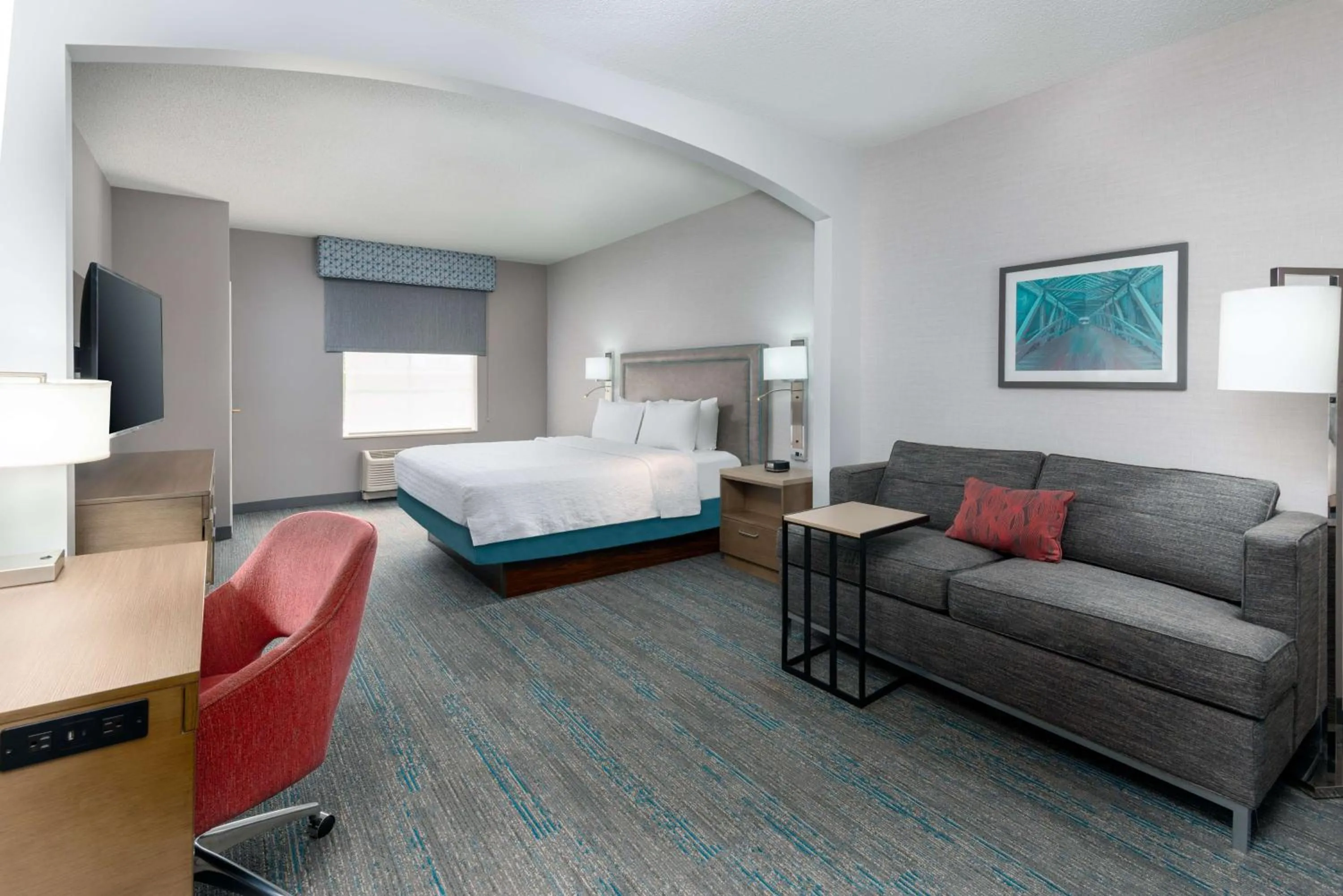 Living room, Bed in Hampton Inn Boston Bedford Burlington