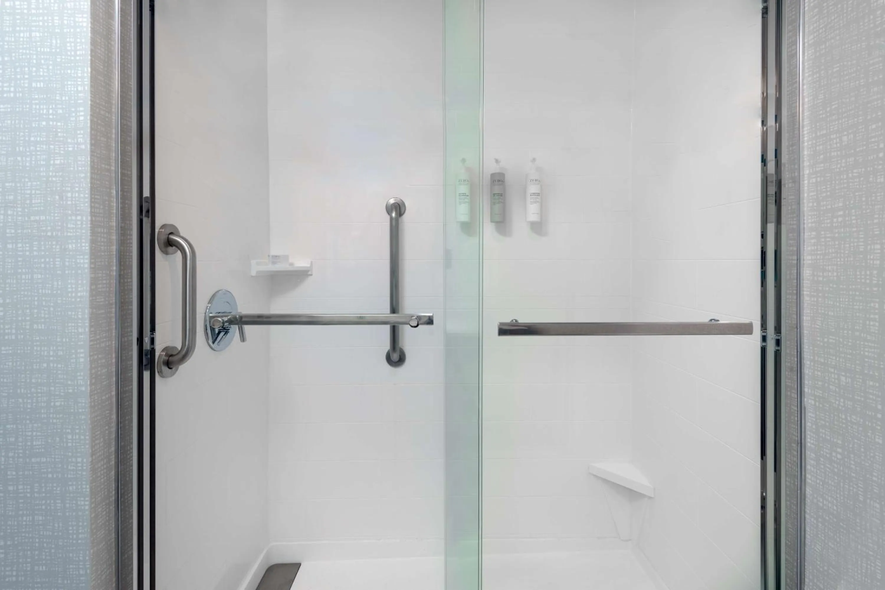 Bathroom in Hampton Inn Boston Bedford Burlington