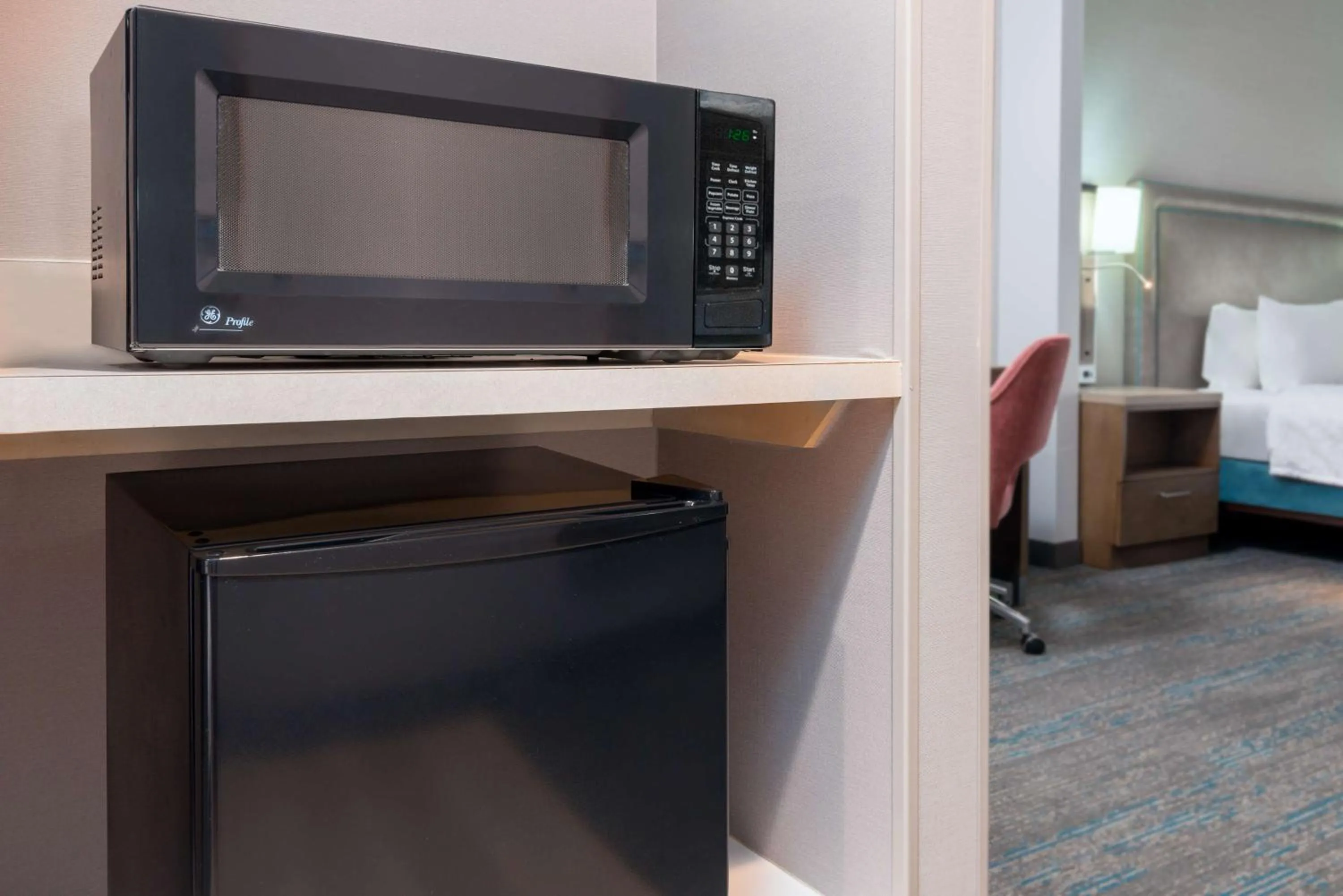 Photo of the whole room, Bed in Hampton Inn Boston Bedford Burlington