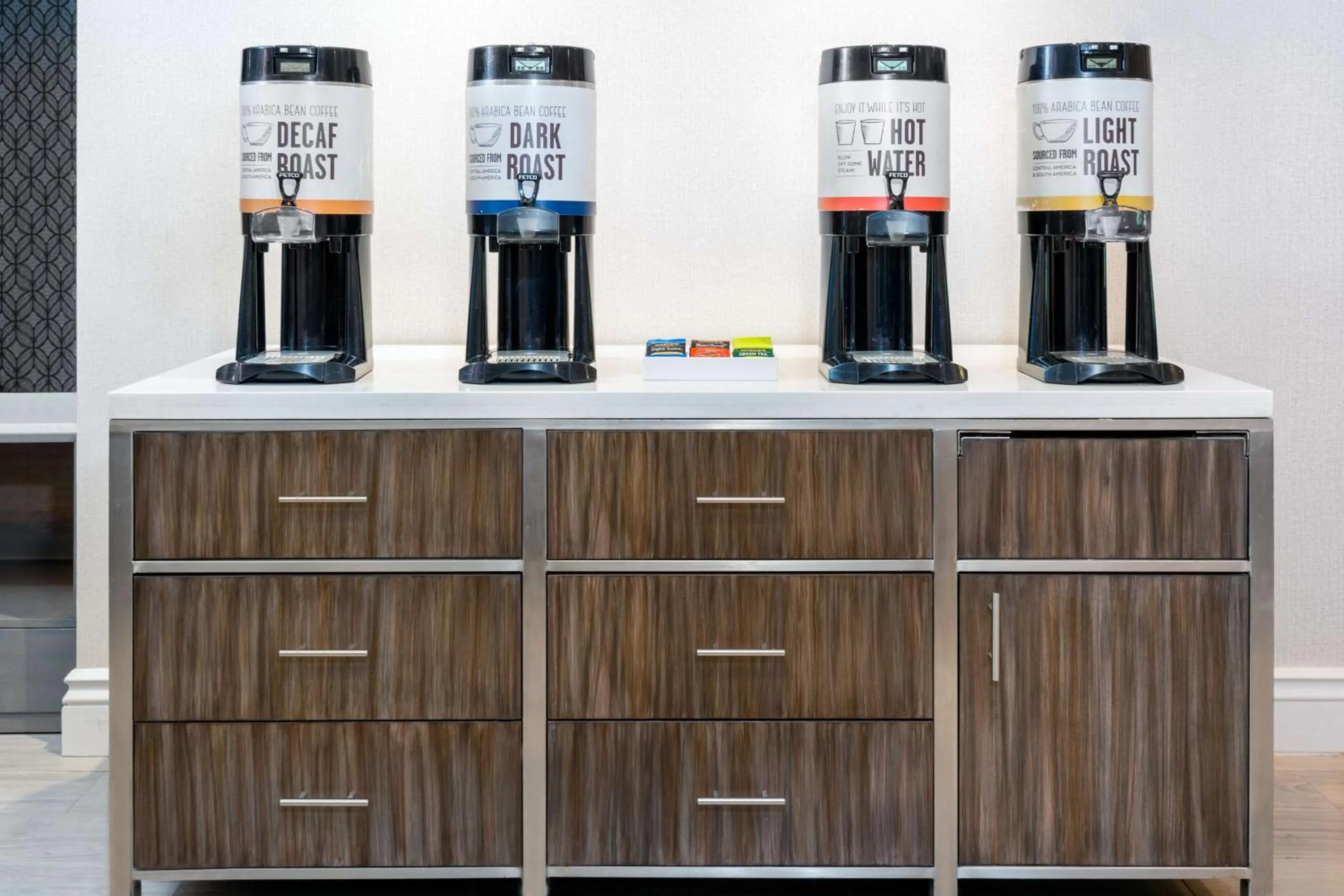 Dining area in Hampton Inn Boston Bedford Burlington