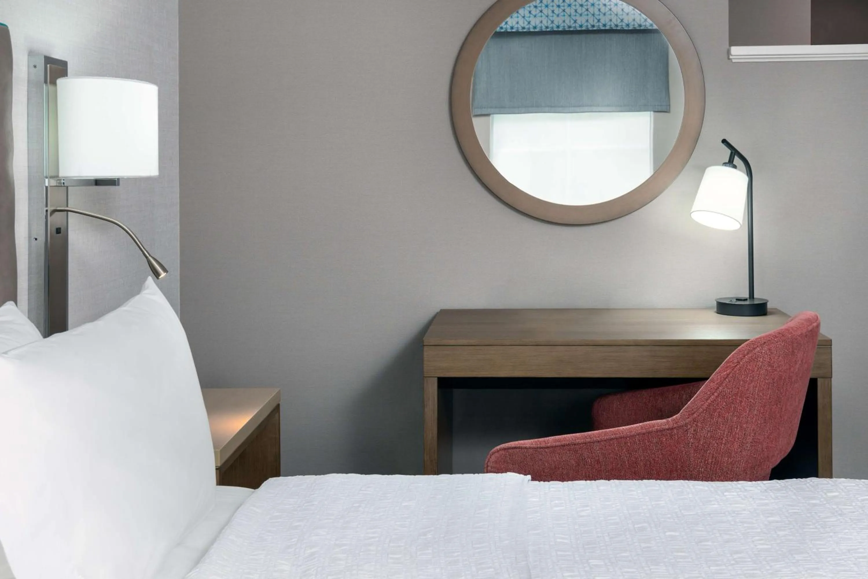 Bedroom, Bed in Hampton Inn Boston Bedford Burlington