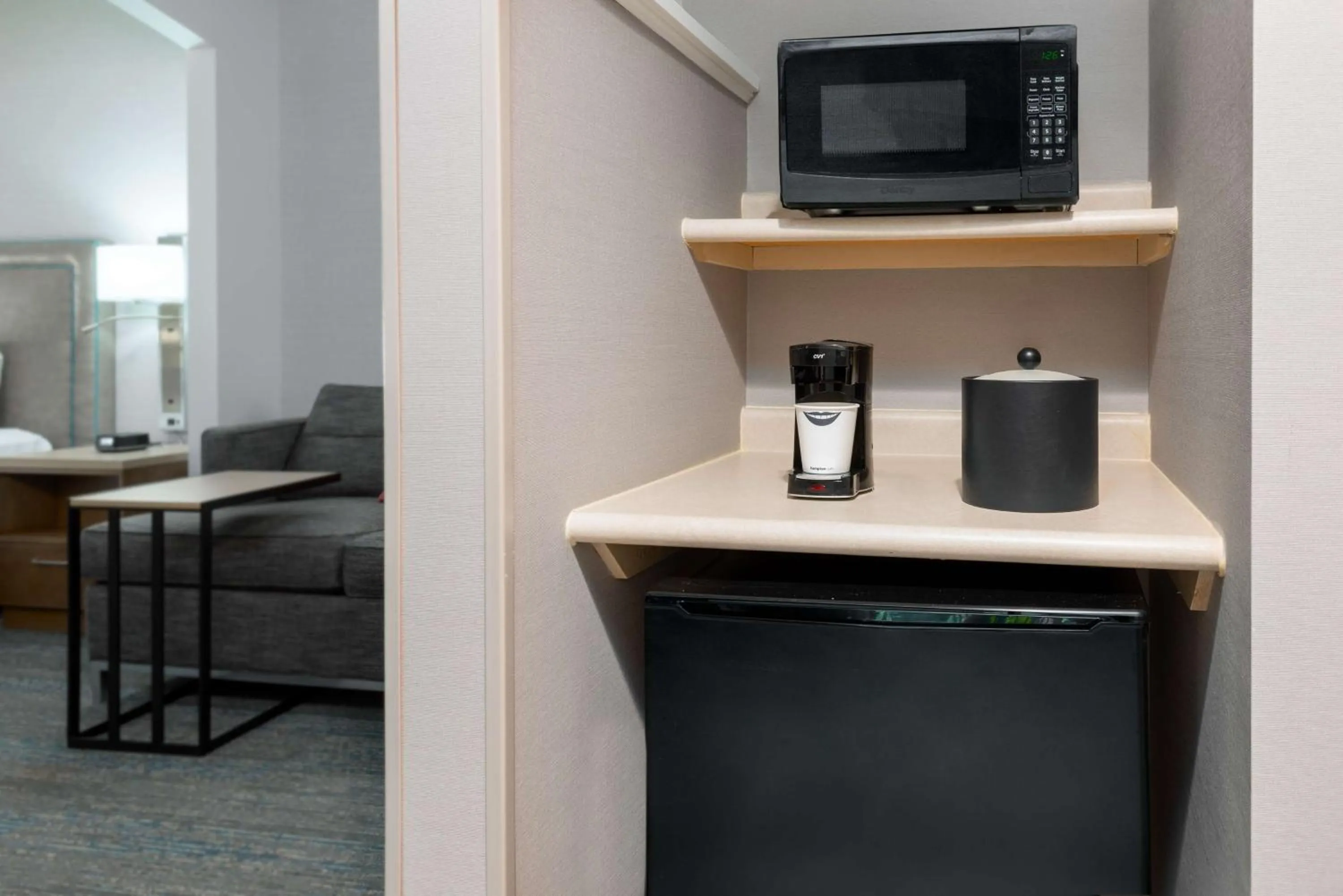 Photo of the whole room in Hampton Inn Boston Bedford Burlington