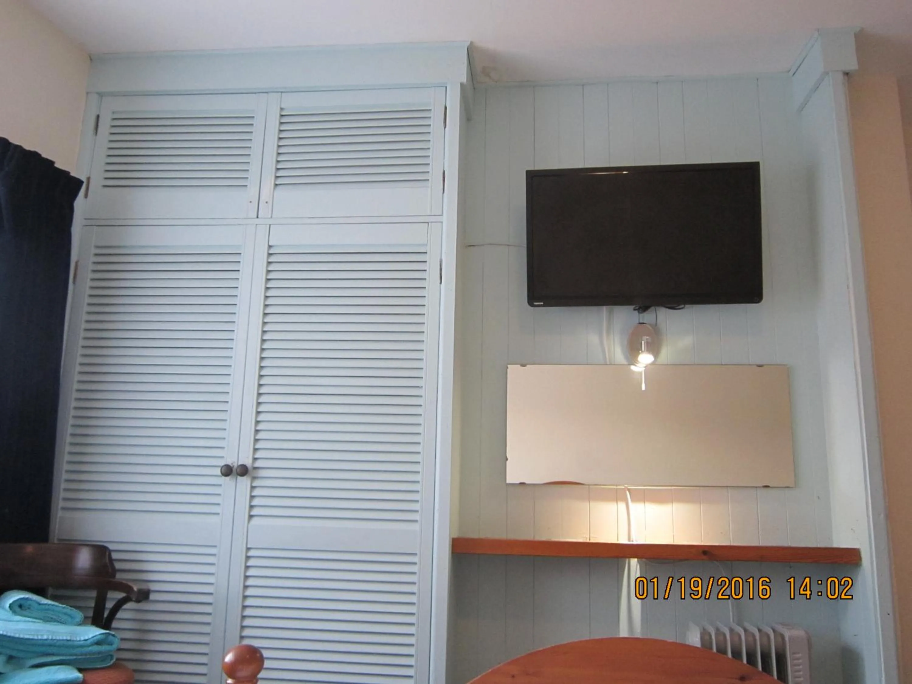 Photo of the whole room in Queen Mary Inn