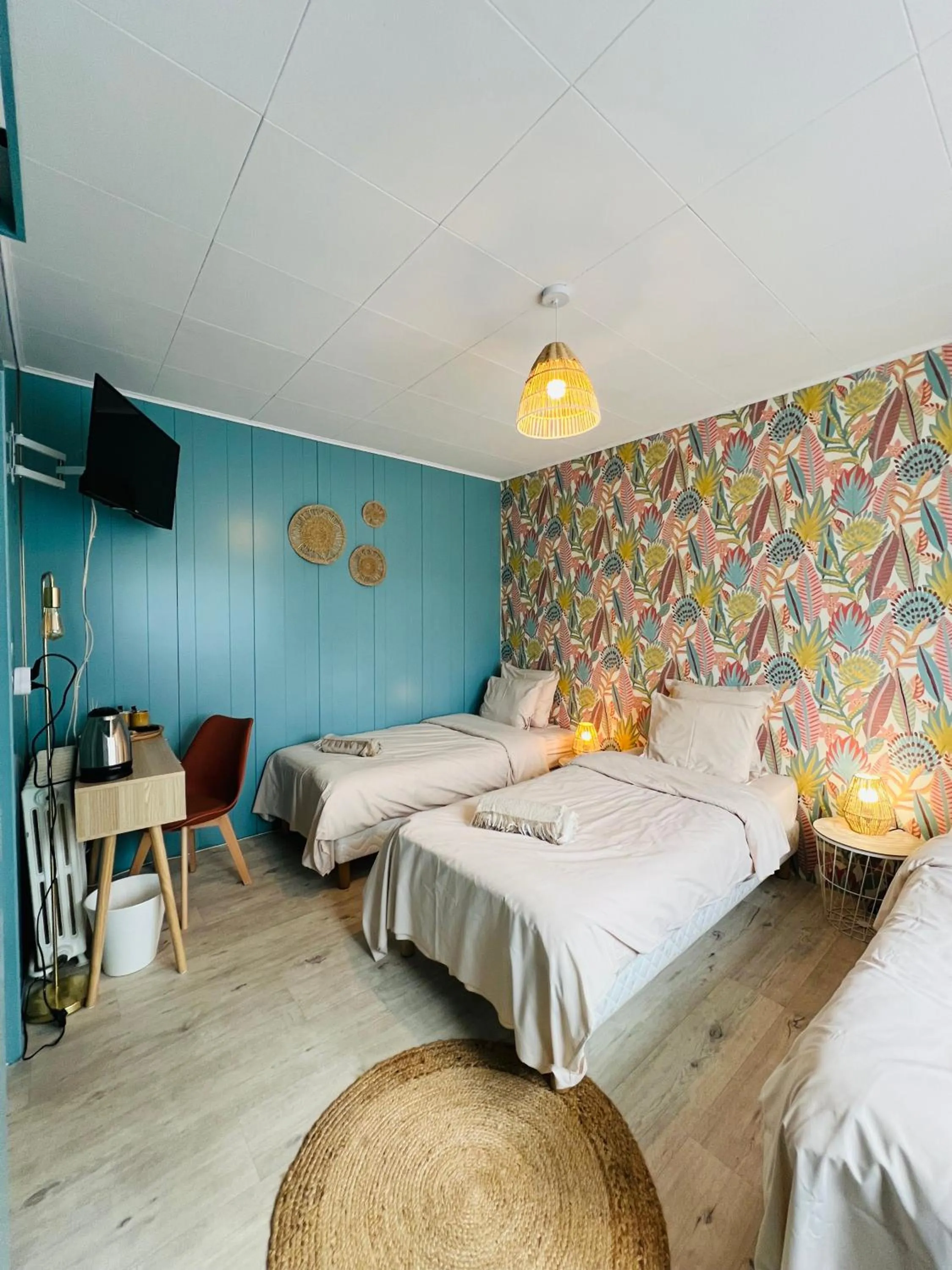 Photo of the whole room, Bed in Motel Les Broussailles