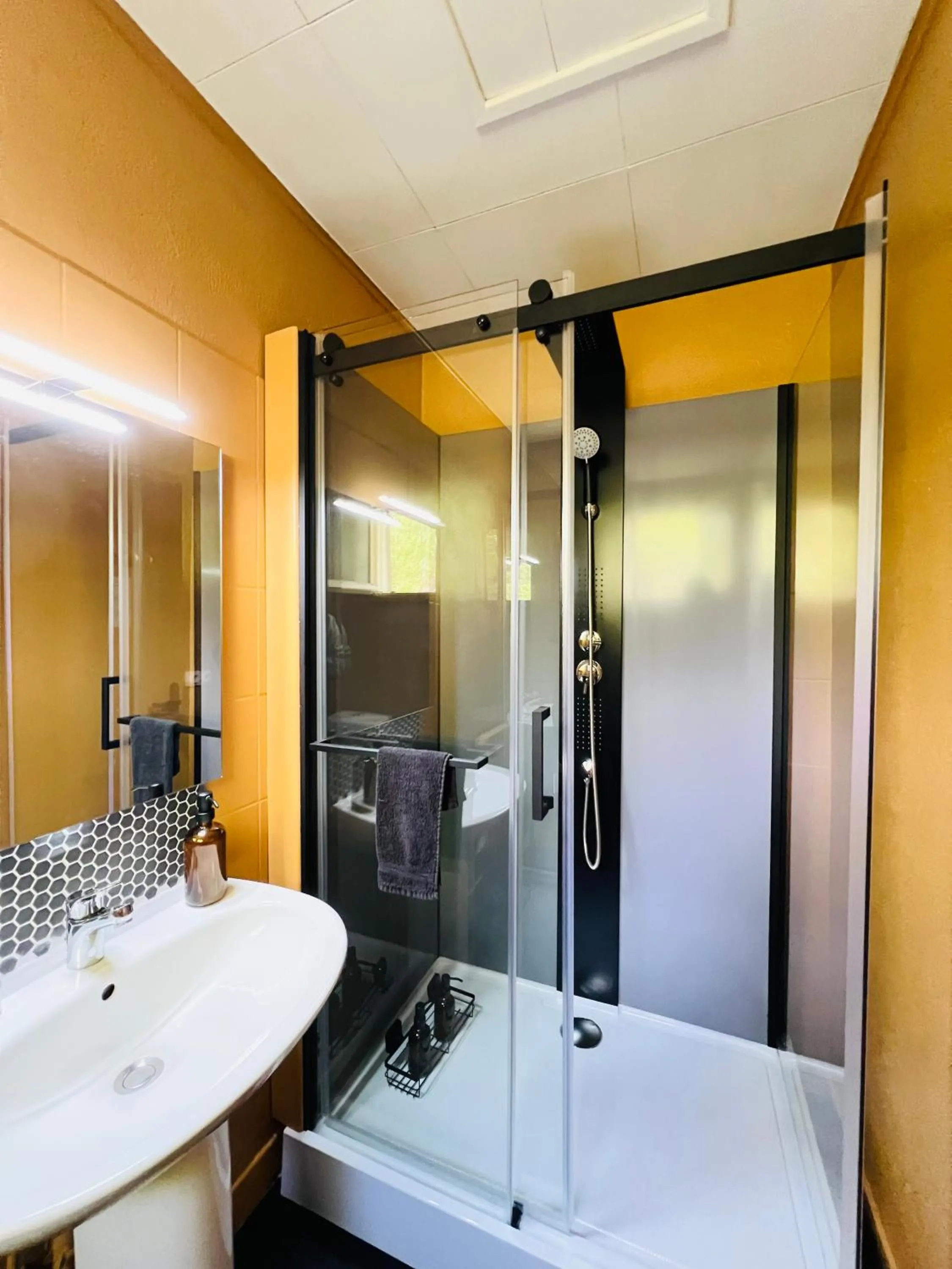 Bathroom in Motel Les Broussailles