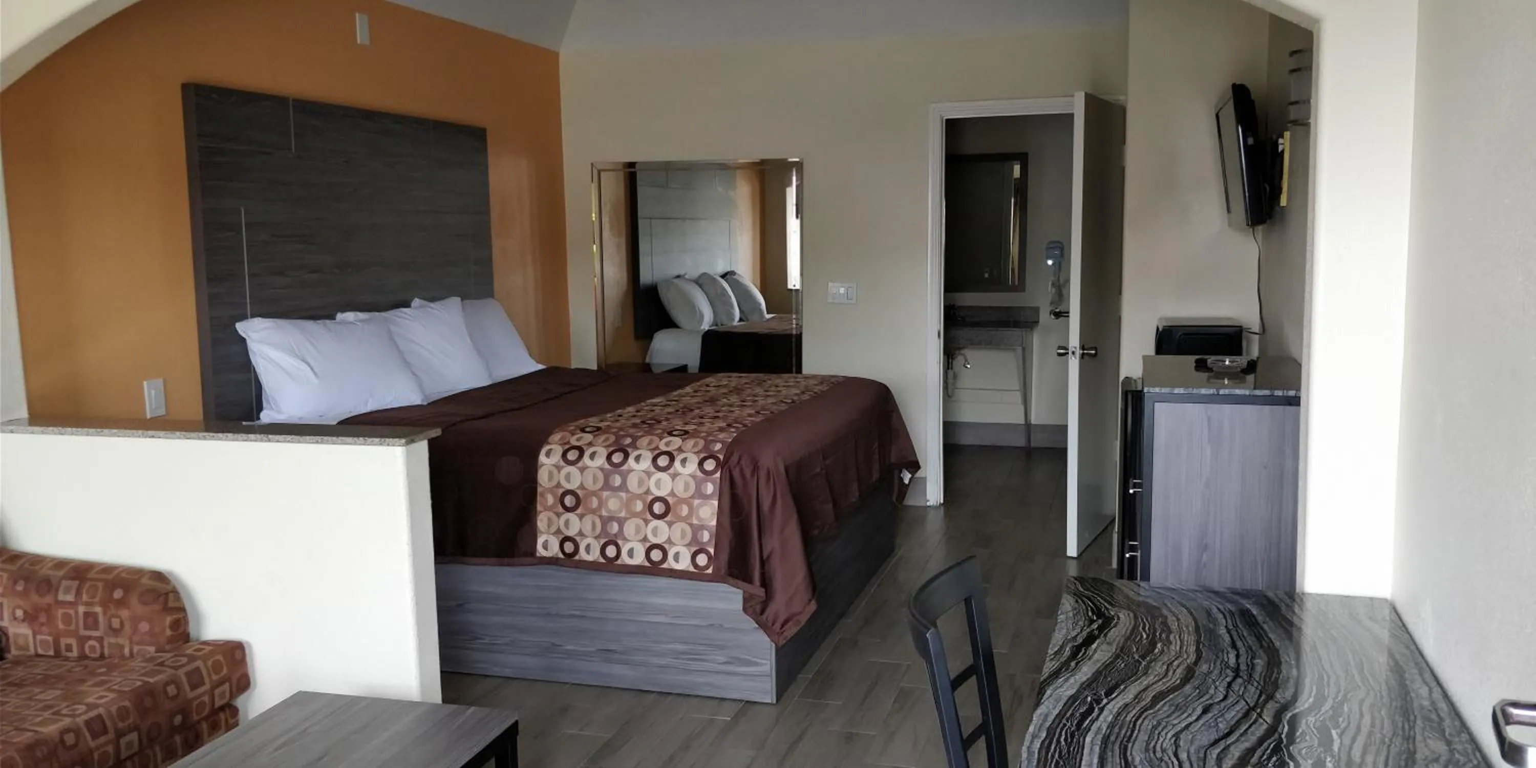 TV and multimedia, Bed in Regency Inn and Suites Galena Park