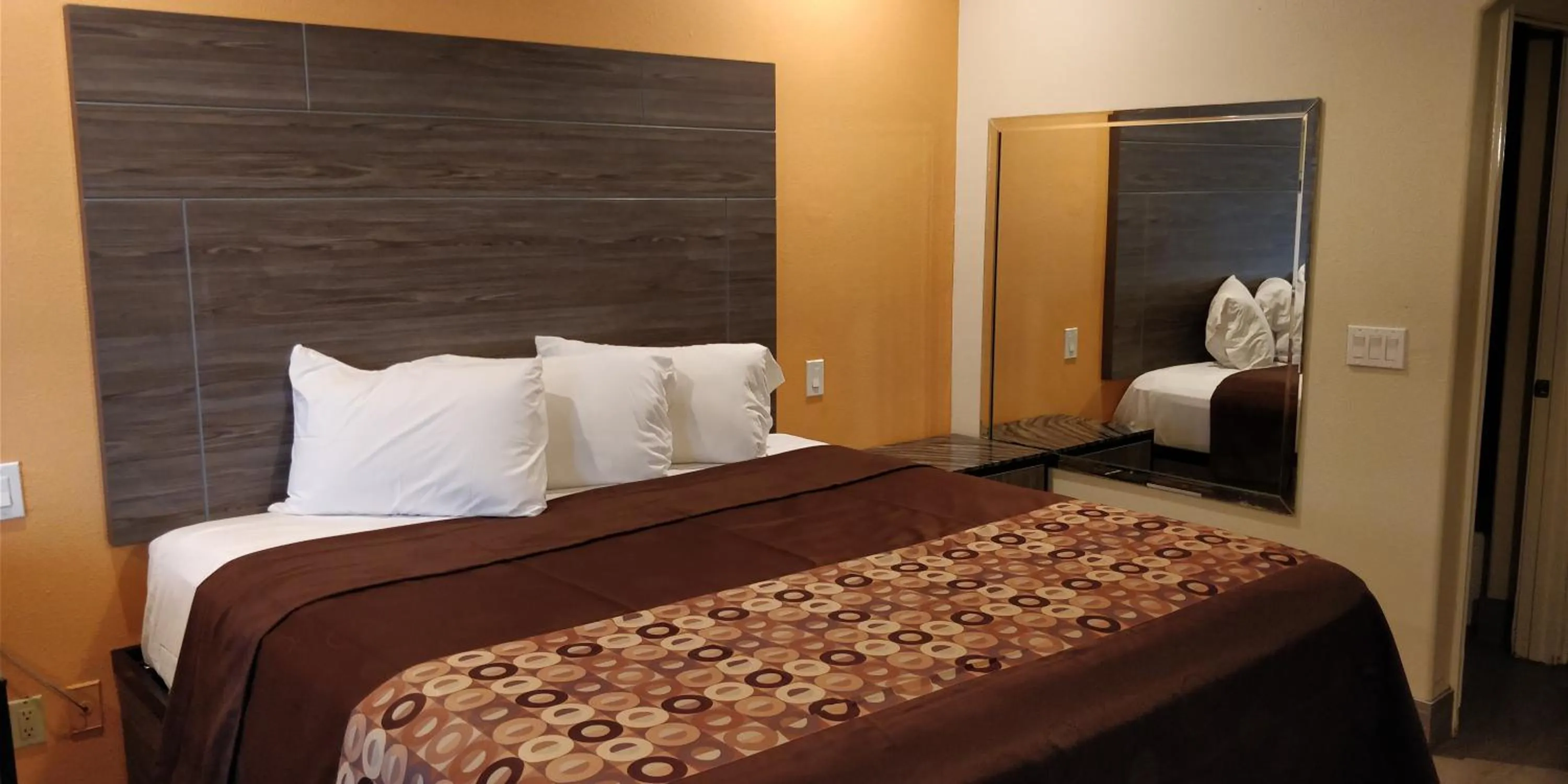 Bed in Regency Inn and Suites Galena Park