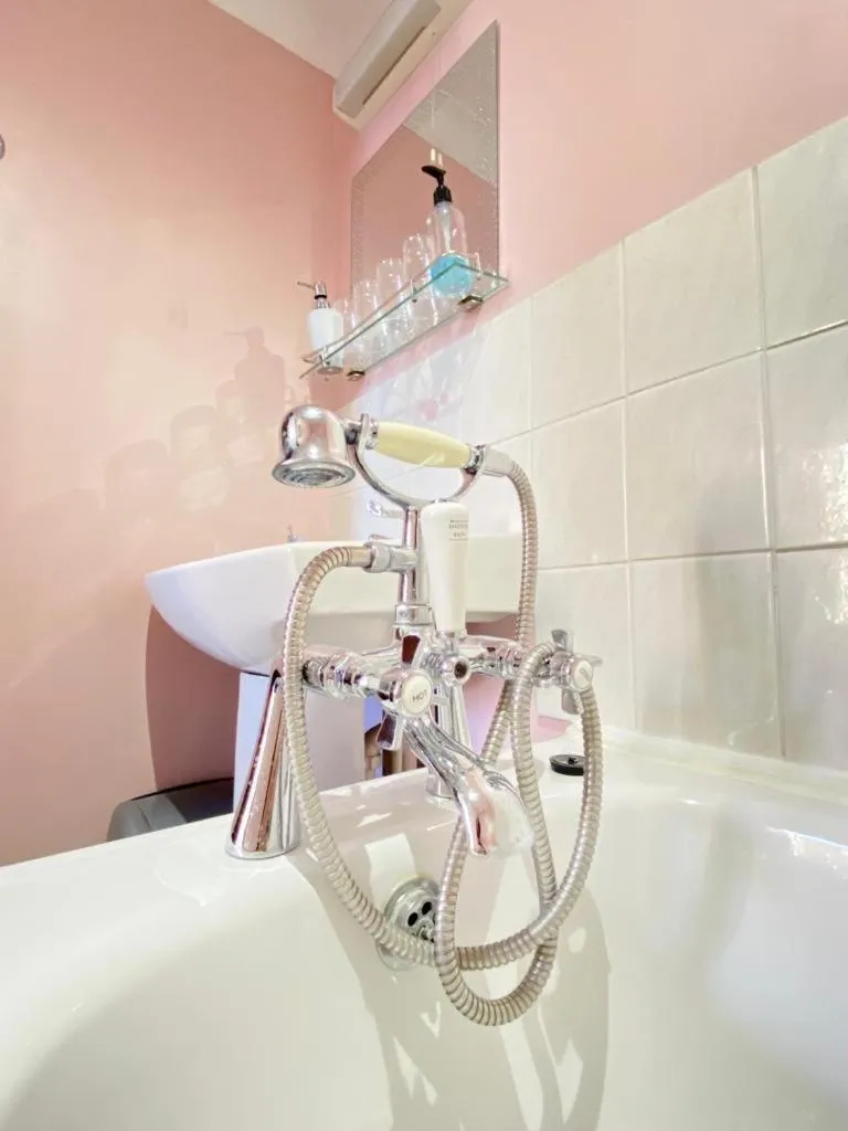 Bathroom in Greyfriars Lodge Canterbury