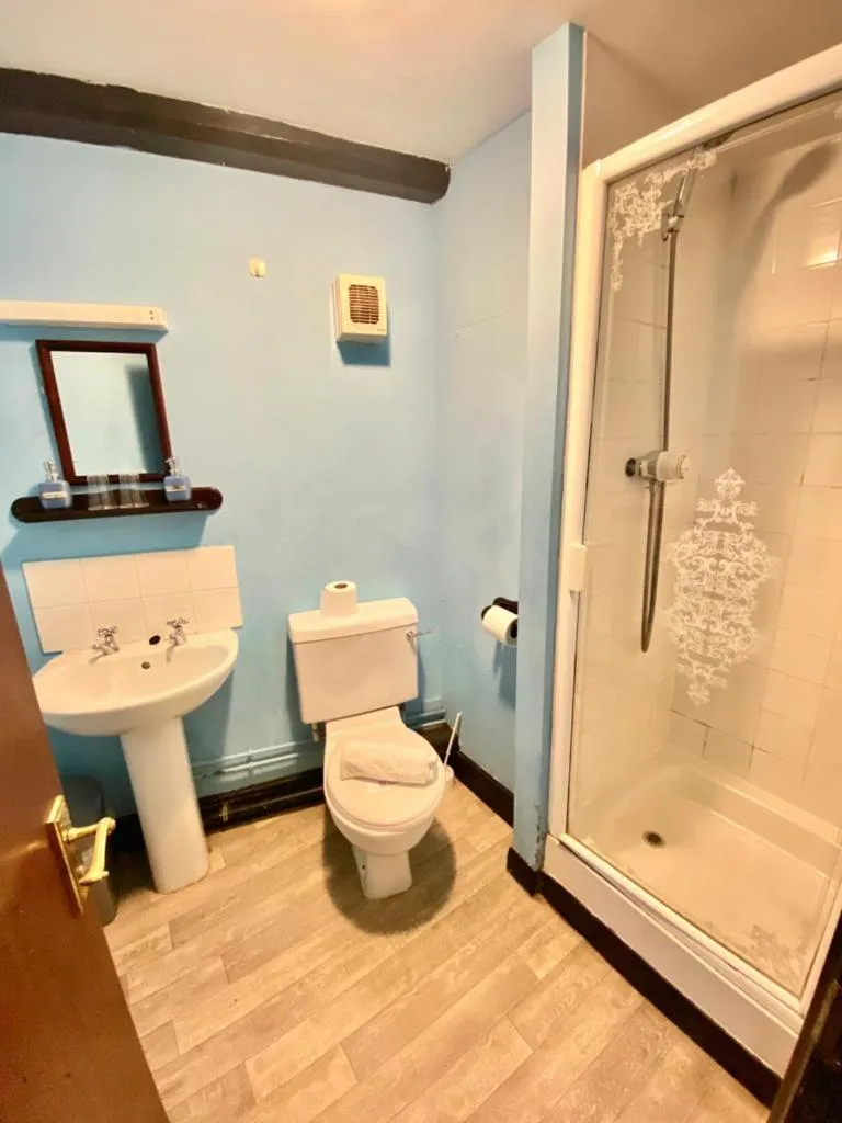 Shower in Greyfriars Lodge Canterbury
