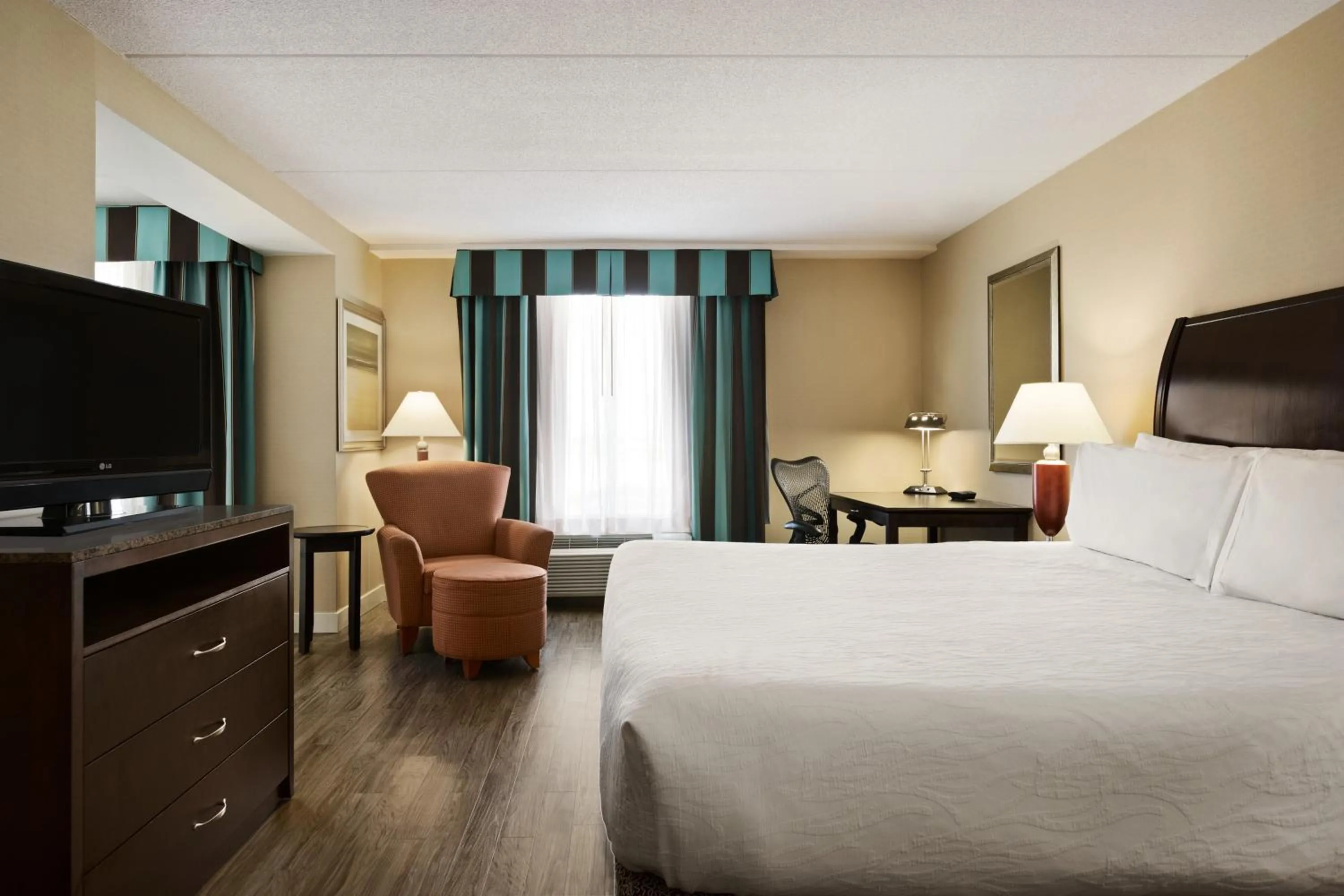 Communal lounge/ TV room, Bed in Hilton Garden Inn Toronto/Vaughan