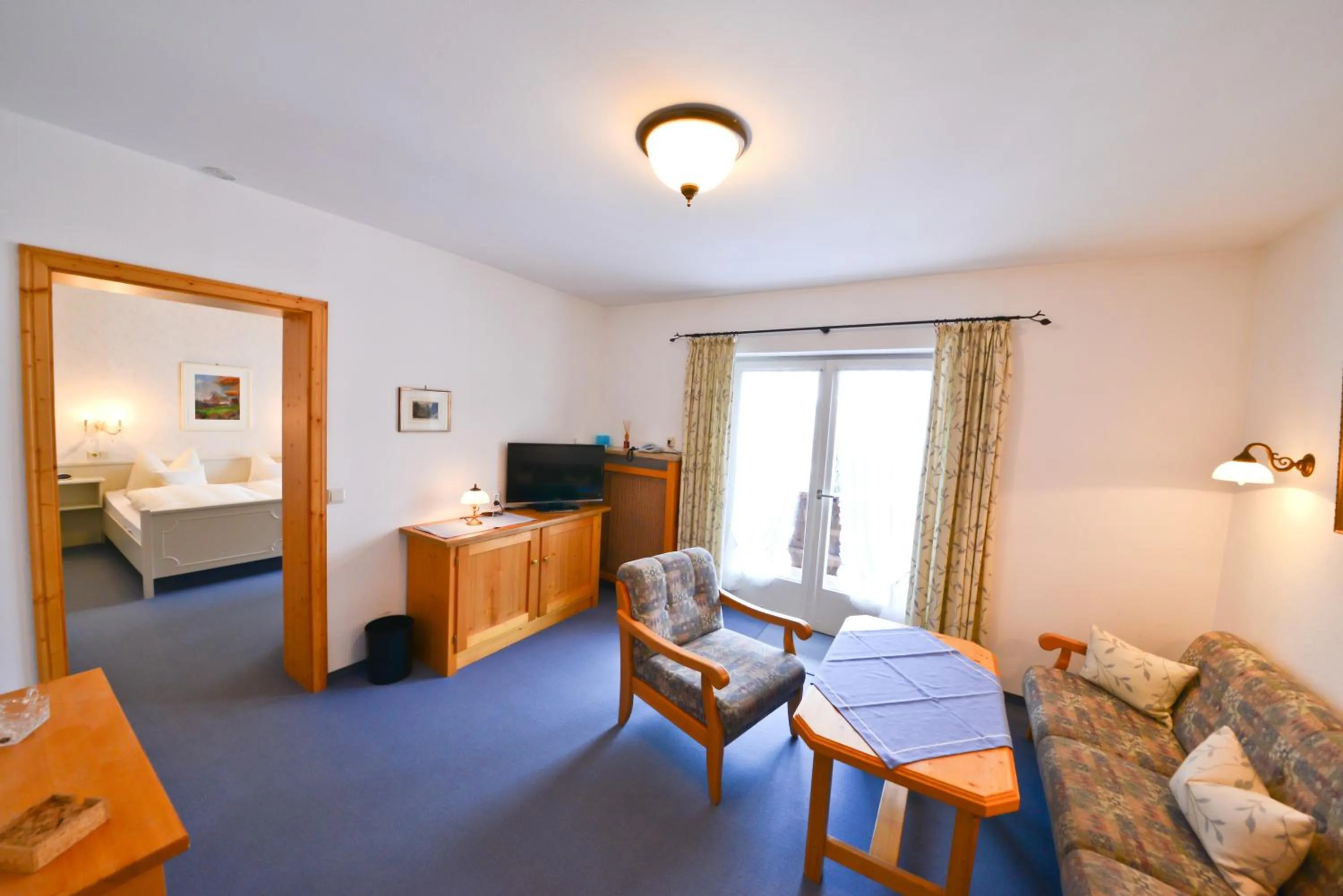 Living room, Bed in Gästehaus Heimgarten