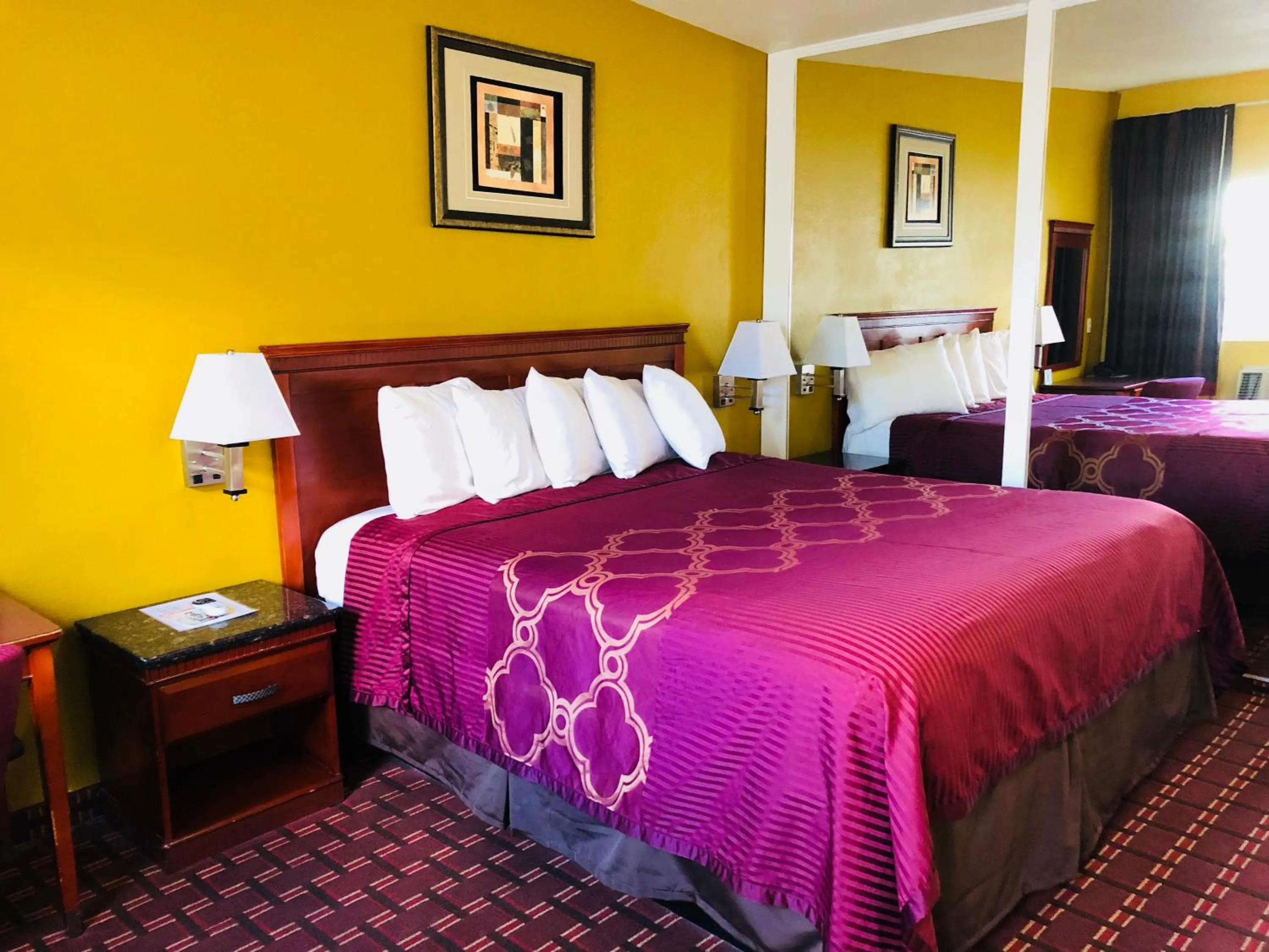 Bed in Encore Motel Near Marina Del Rey, Culver City & Venice