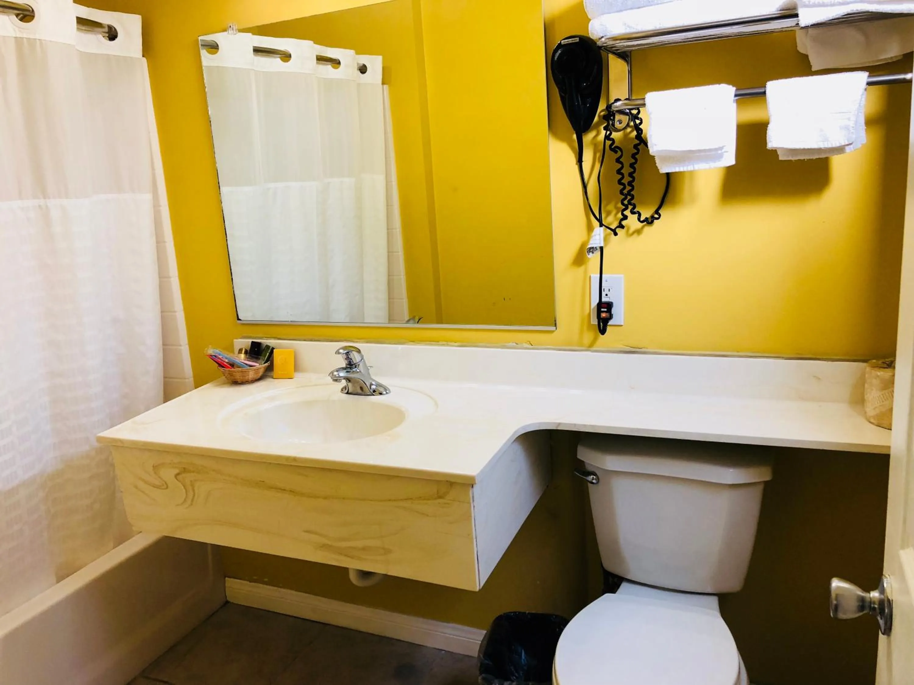 Toilet in Encore Motel Near Marina Del Rey, Culver City & Venice