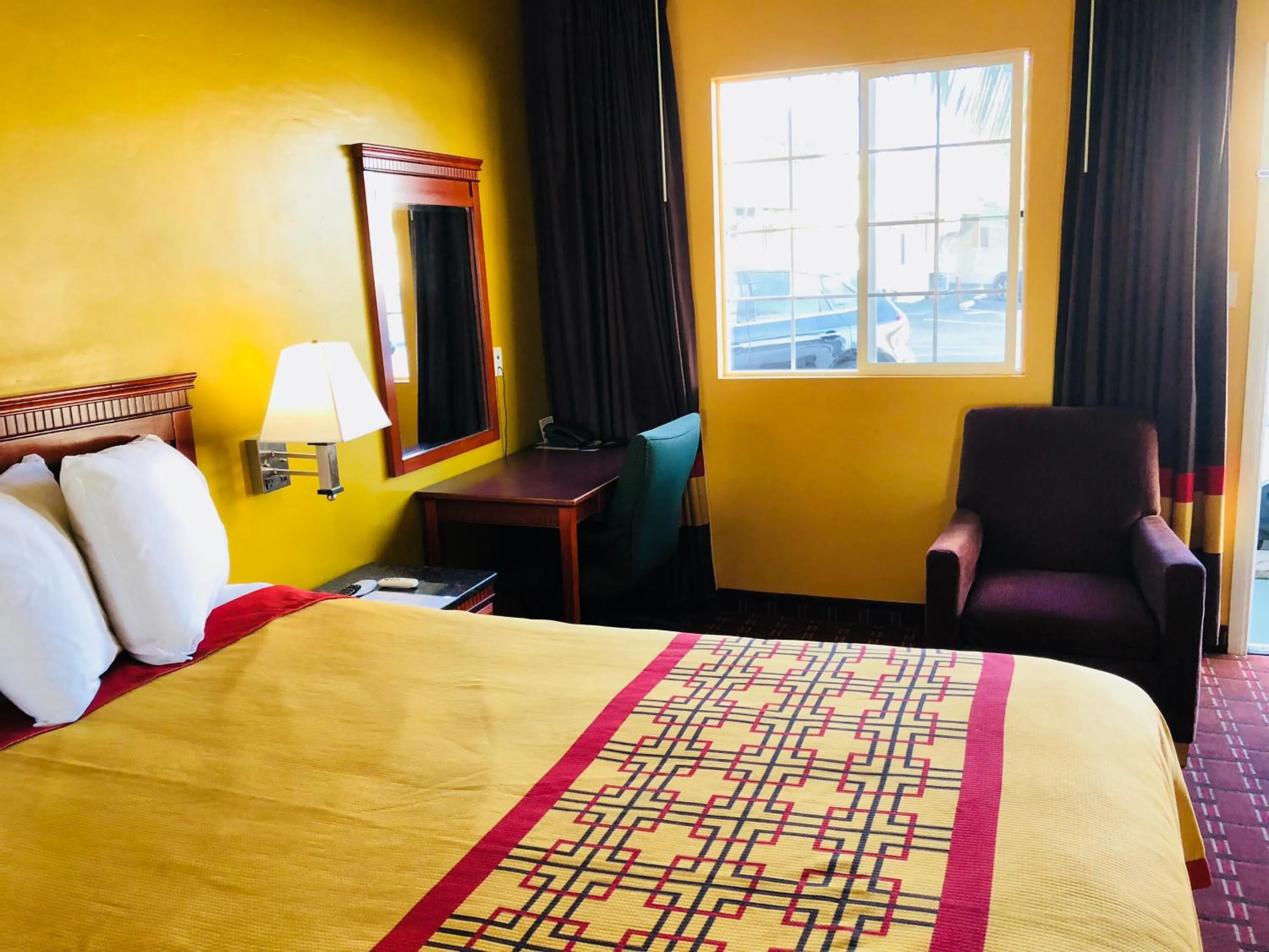 Bed in Encore Motel Near Marina Del Rey, Culver City & Venice