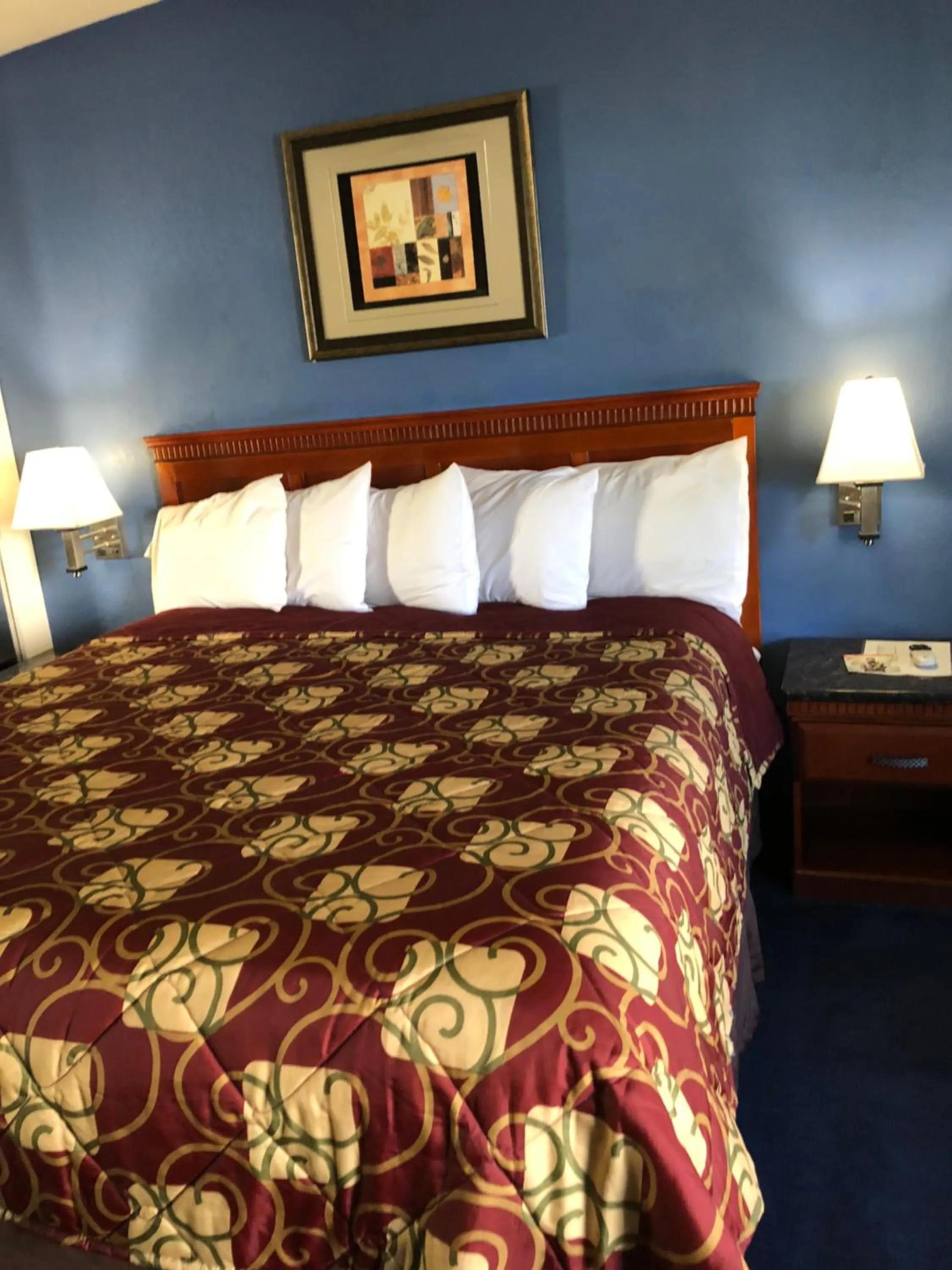 Bed in Encore Motel Near Marina Del Rey, Culver City & Venice