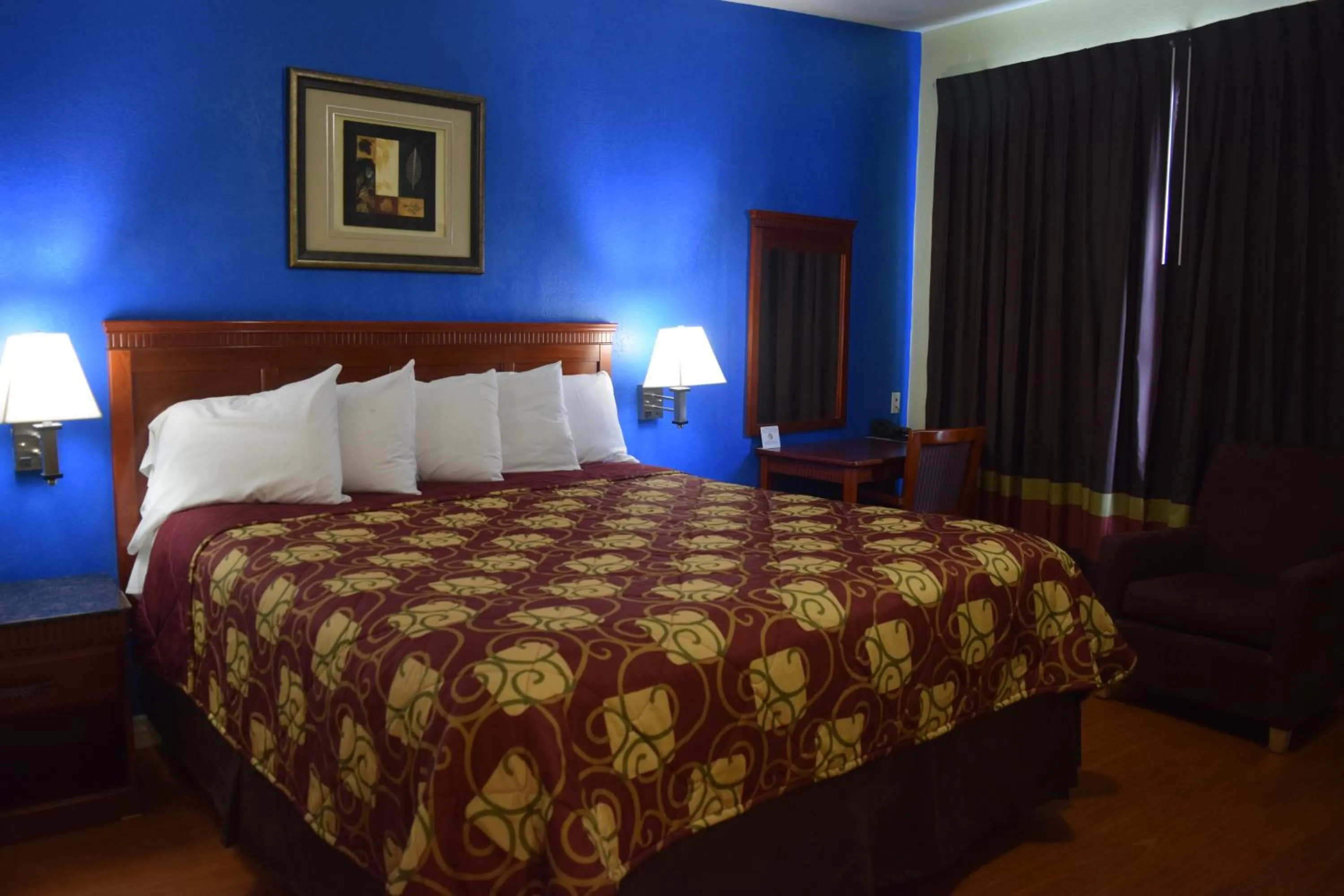 Bedroom, Bed in Encore Motel Near Marina Del Rey, Culver City & Venice