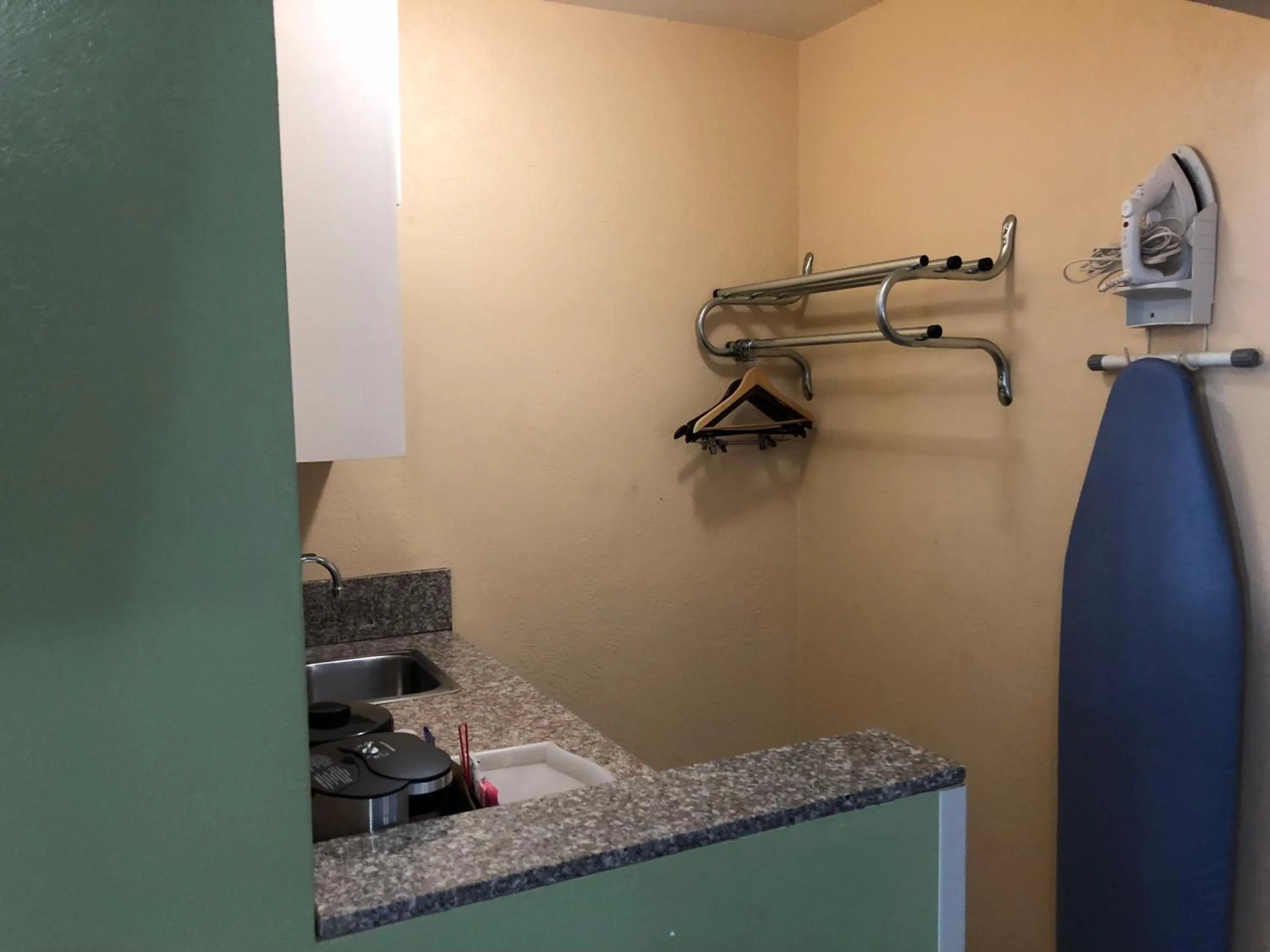 Kitchen or kitchenette in Encore Motel Near Marina Del Rey, Culver City & Venice