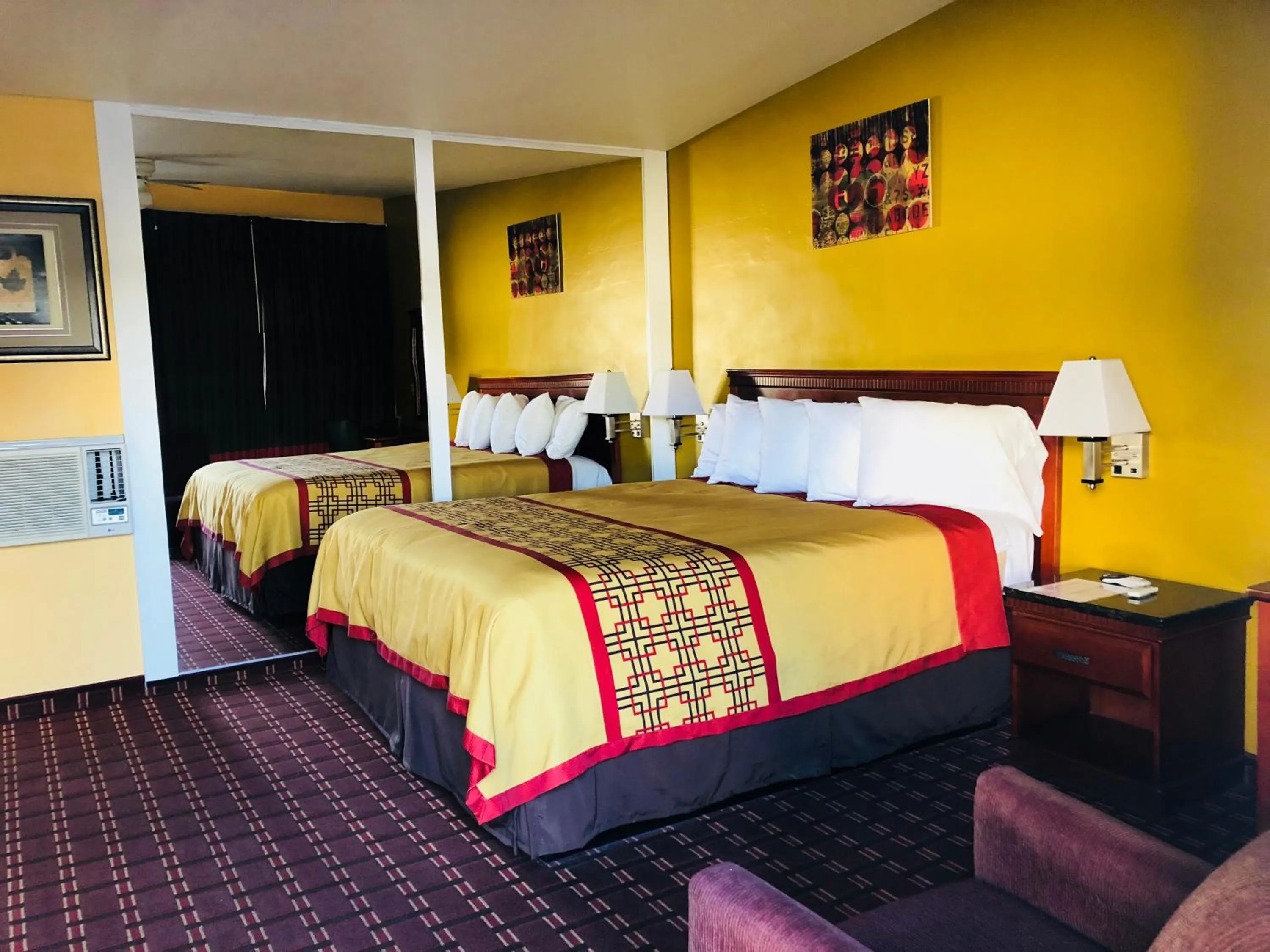 Bed in Encore Motel Near Marina Del Rey, Culver City & Venice