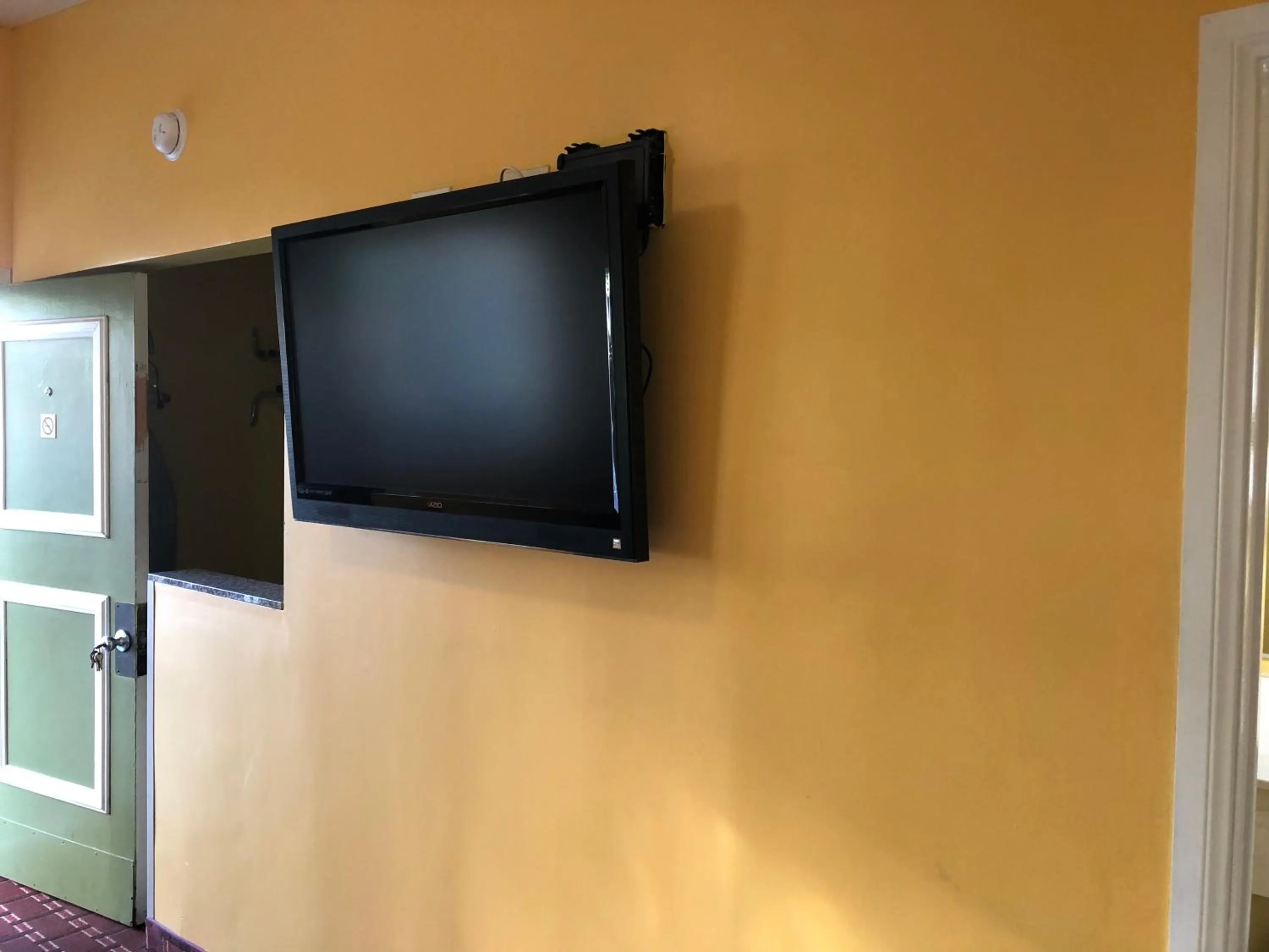 TV and multimedia in Encore Motel Near Marina Del Rey, Culver City & Venice