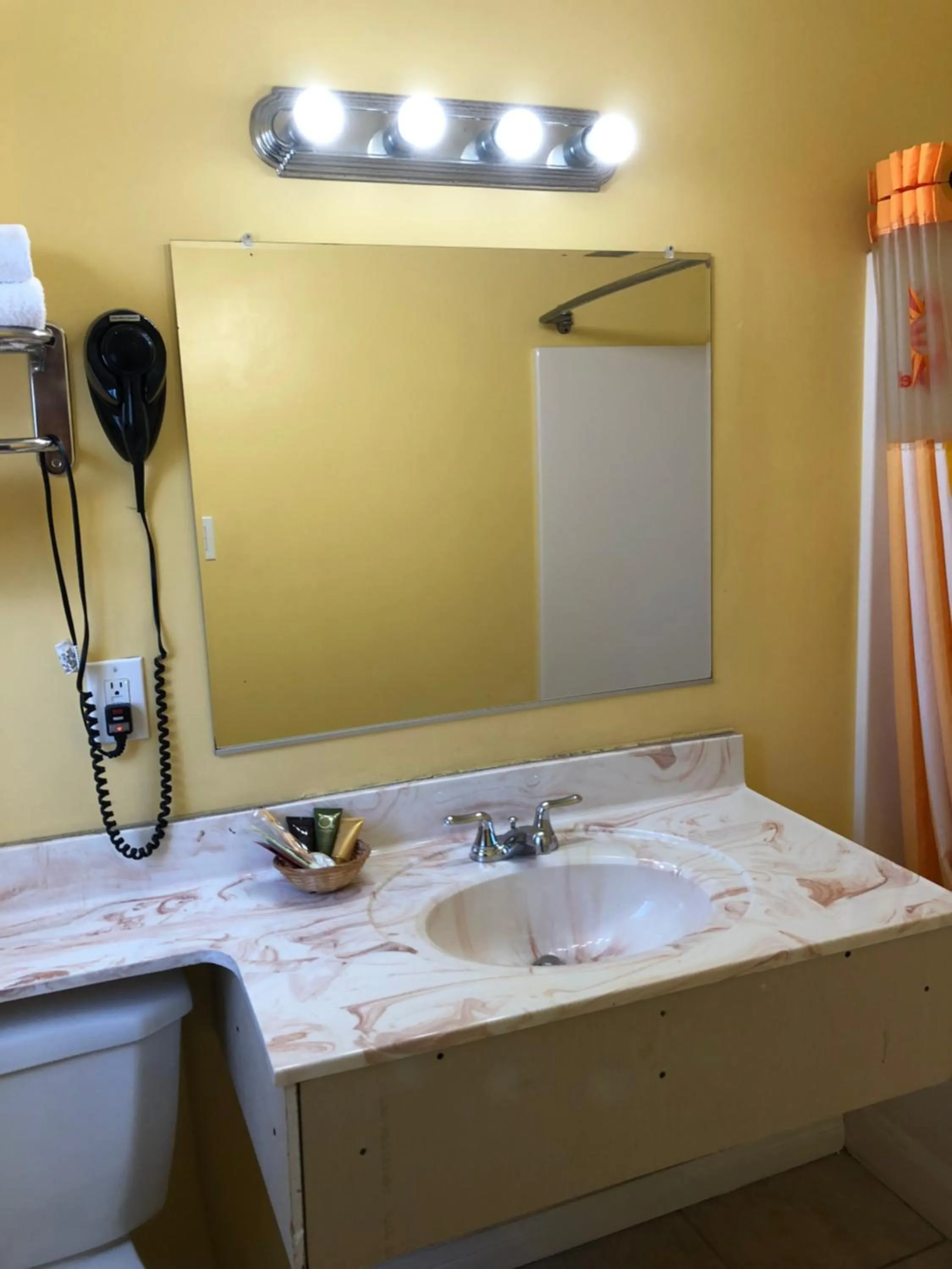 Bathroom in Encore Motel Near Marina Del Rey, Culver City & Venice