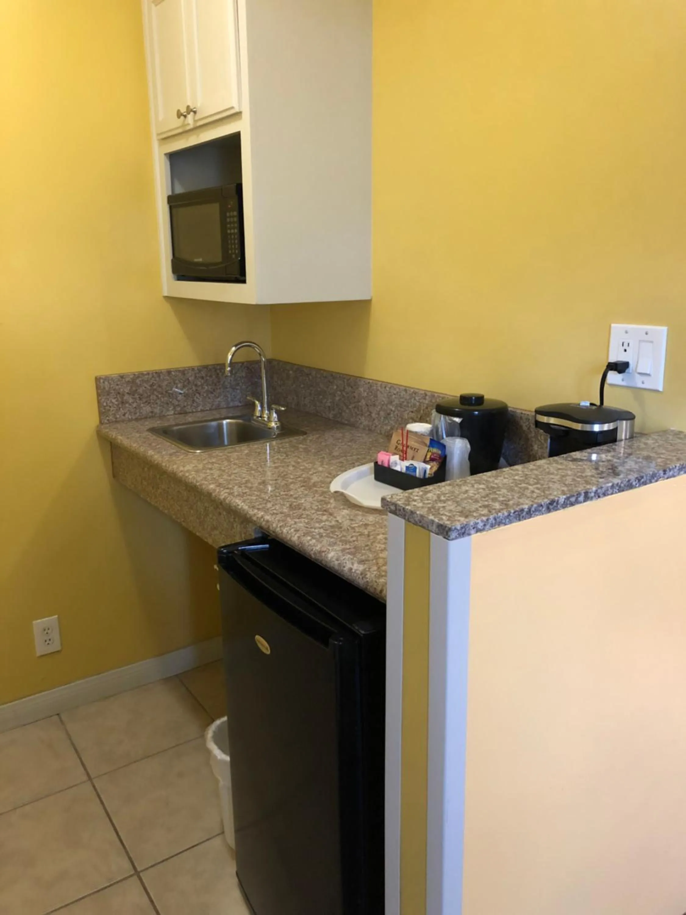 Kitchen or kitchenette in Encore Motel Near Marina Del Rey, Culver City & Venice