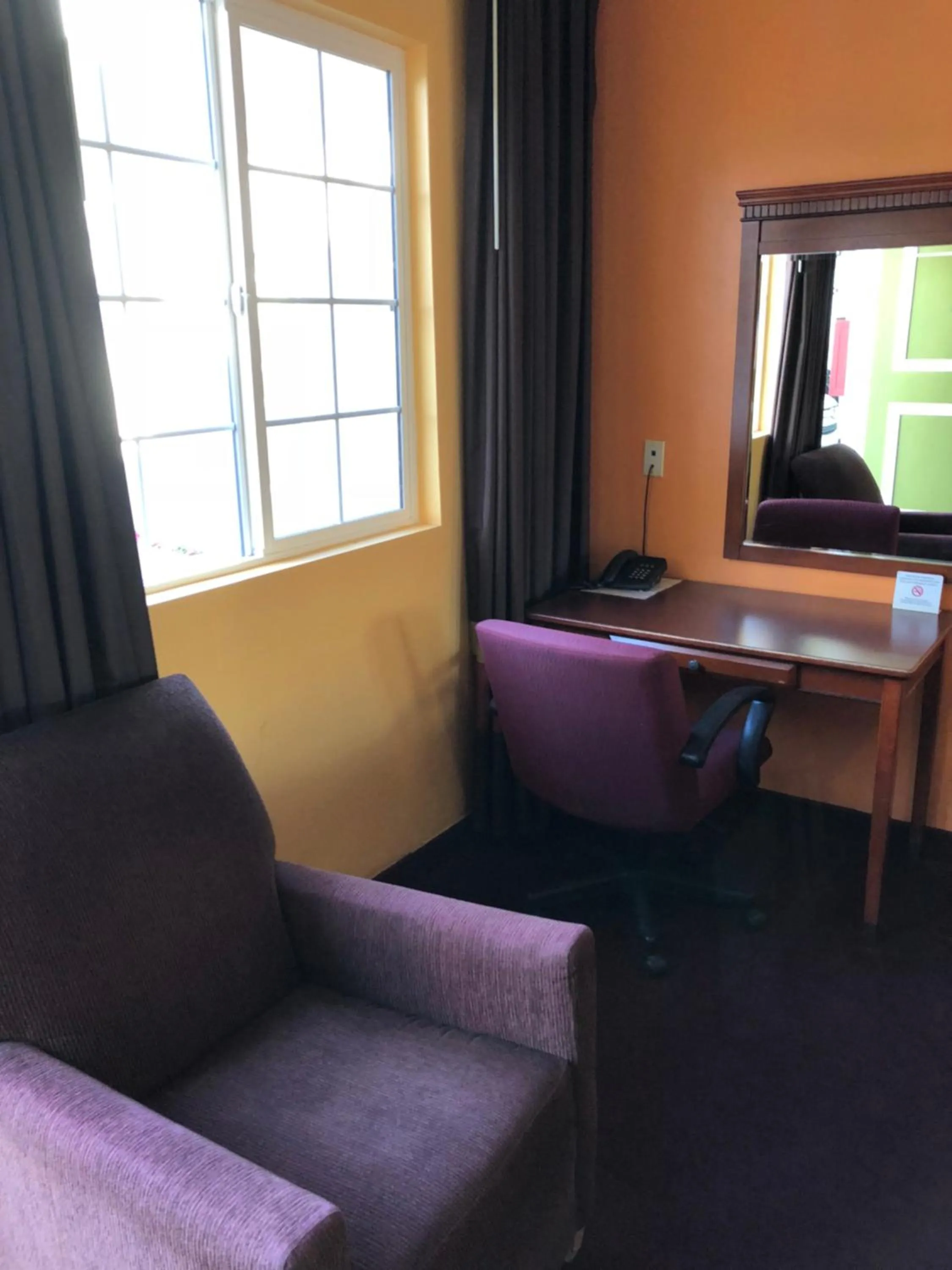 Seating area in Encore Motel Near Marina Del Rey, Culver City & Venice