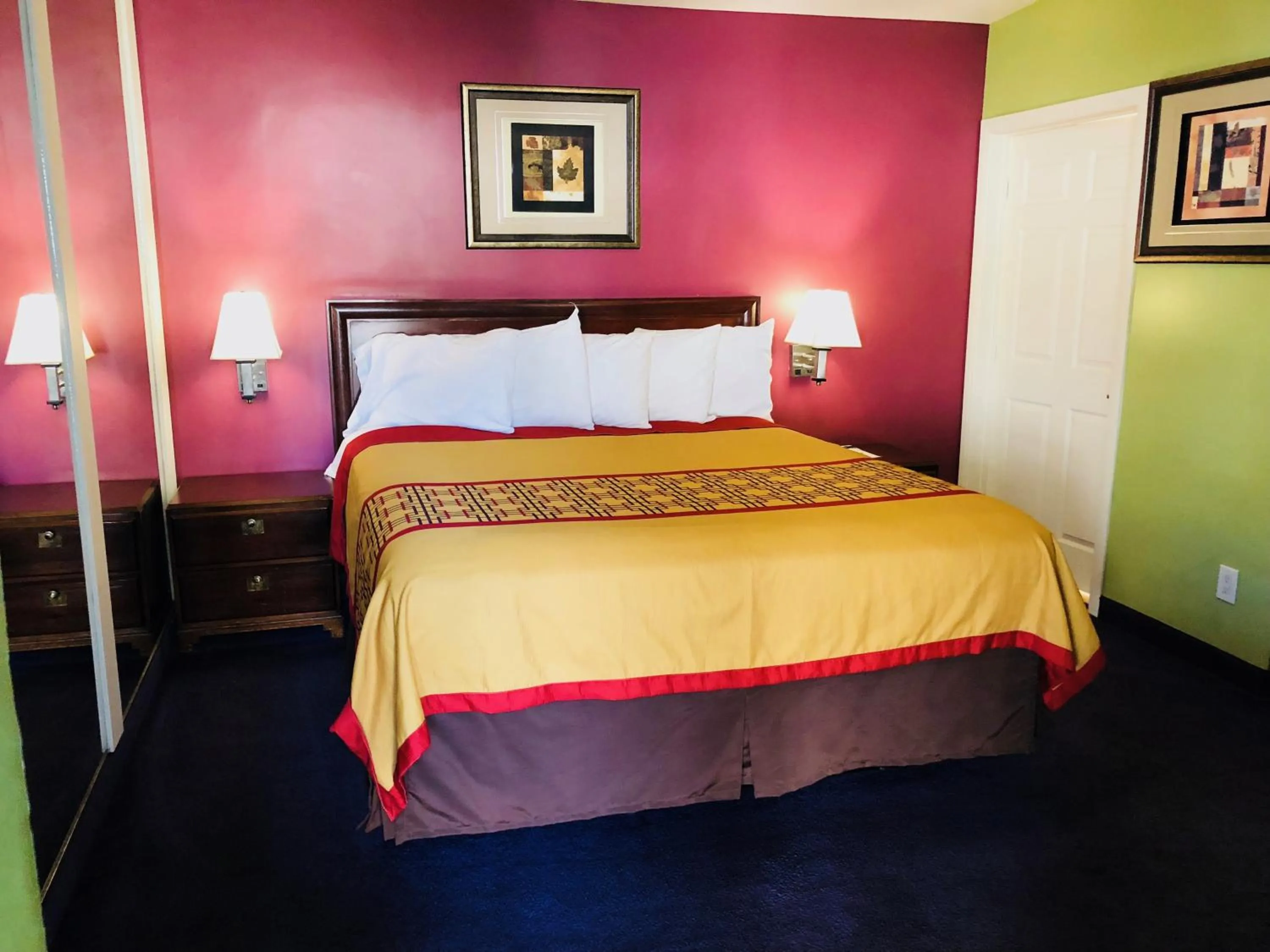 Bedroom, Bed in Encore Motel Near Marina Del Rey, Culver City & Venice