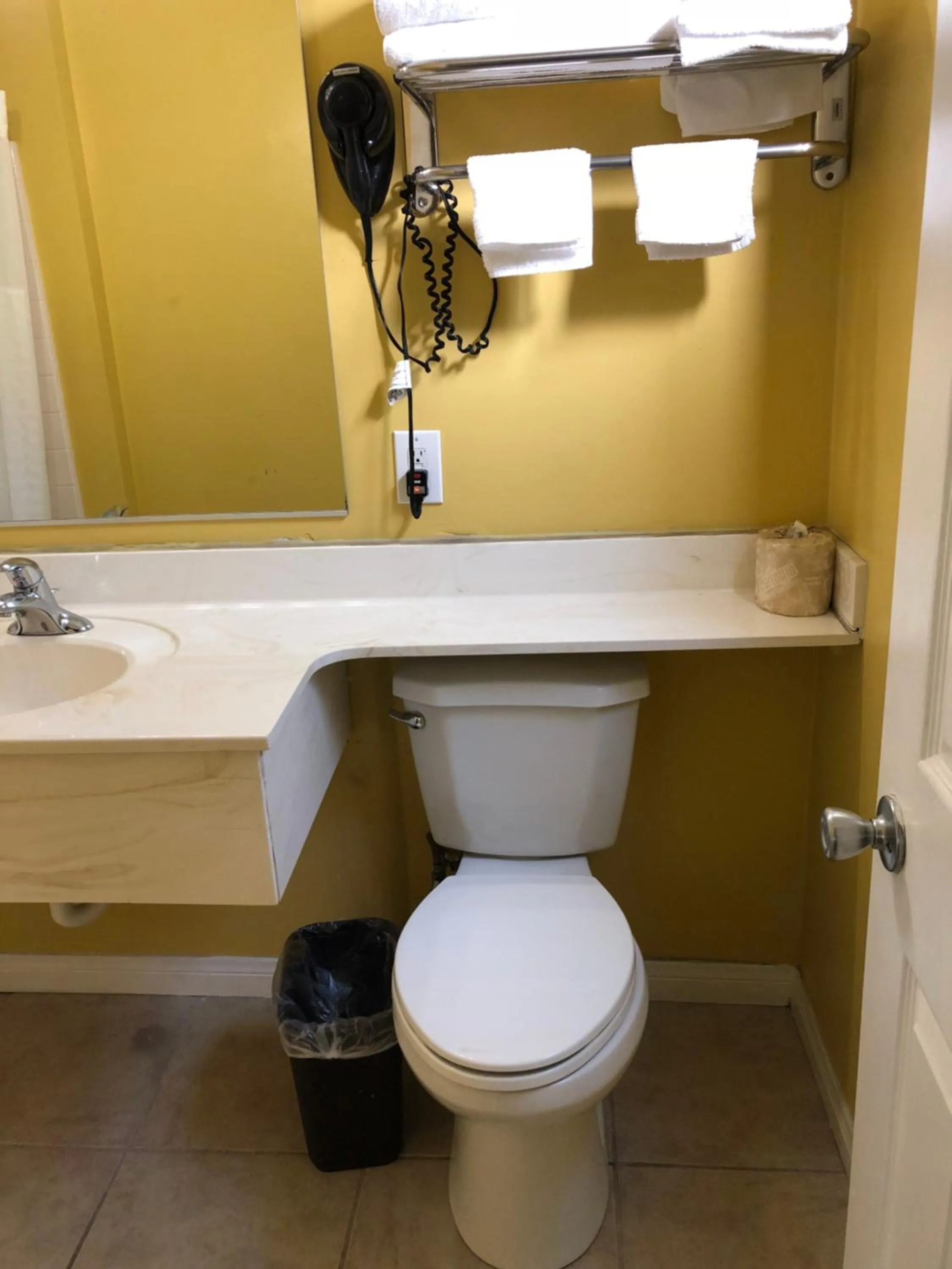 Toilet in Encore Motel Near Marina Del Rey, Culver City & Venice