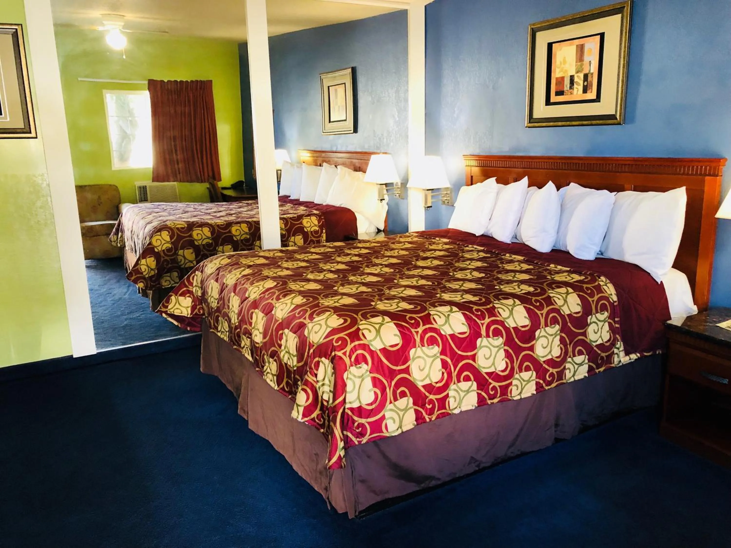 Bed in Encore Motel Near Marina Del Rey, Culver City & Venice