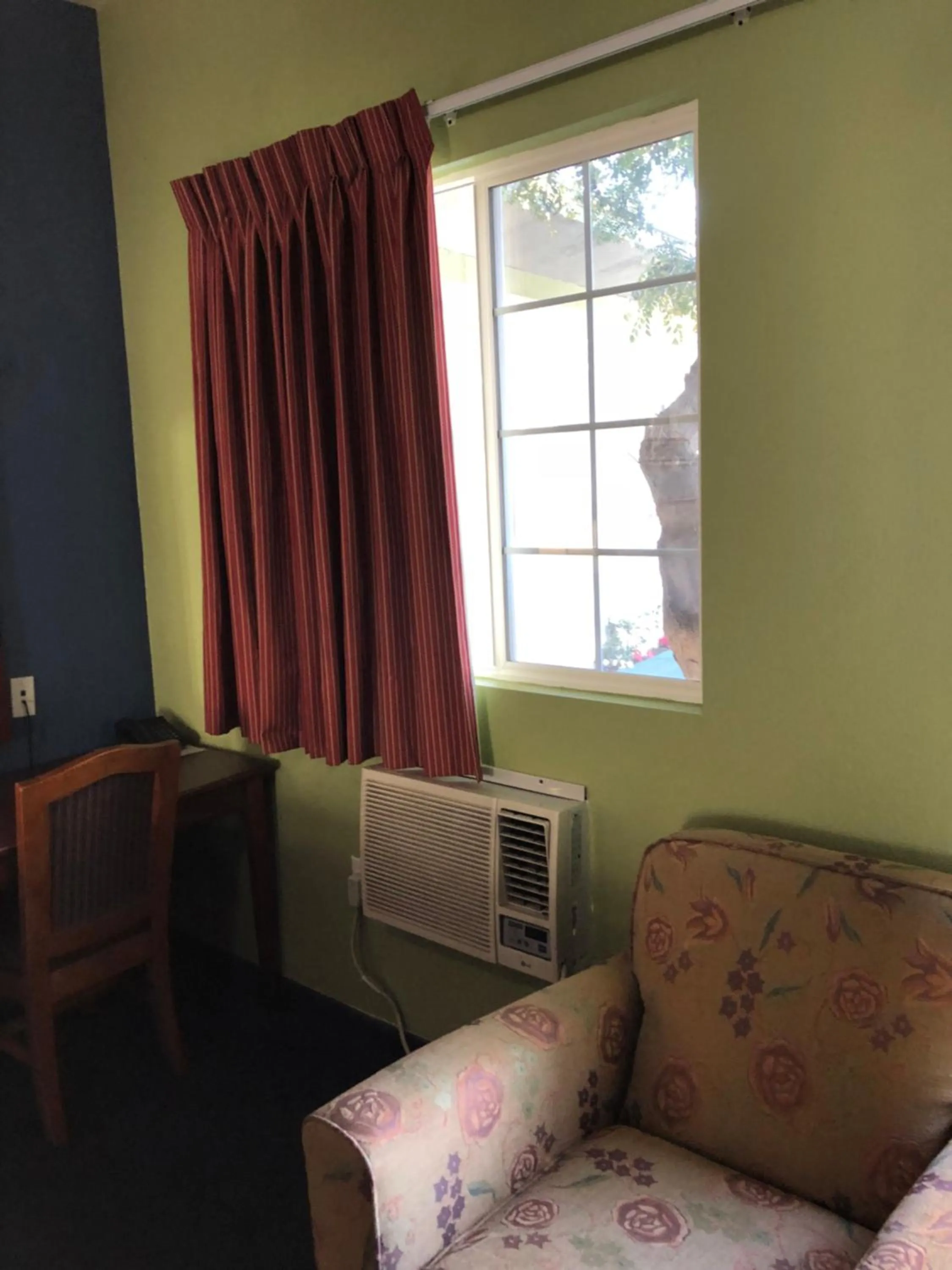 Seating area in Encore Motel Near Marina Del Rey, Culver City & Venice