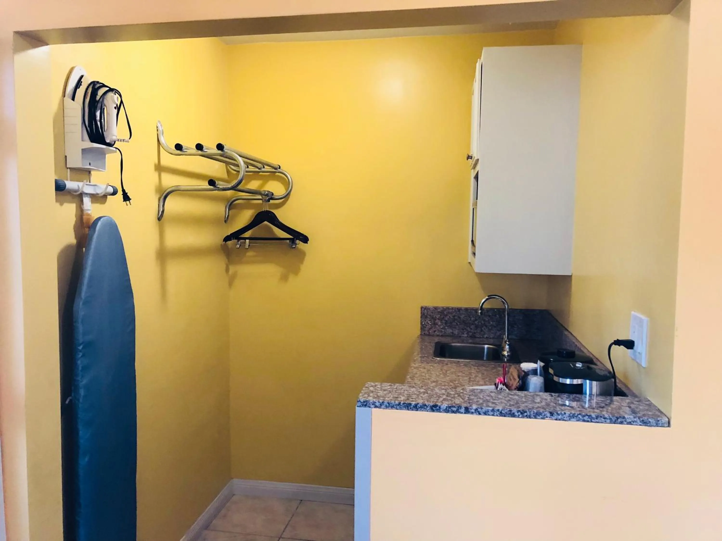 Kitchen or kitchenette in Encore Motel Near Marina Del Rey, Culver City & Venice