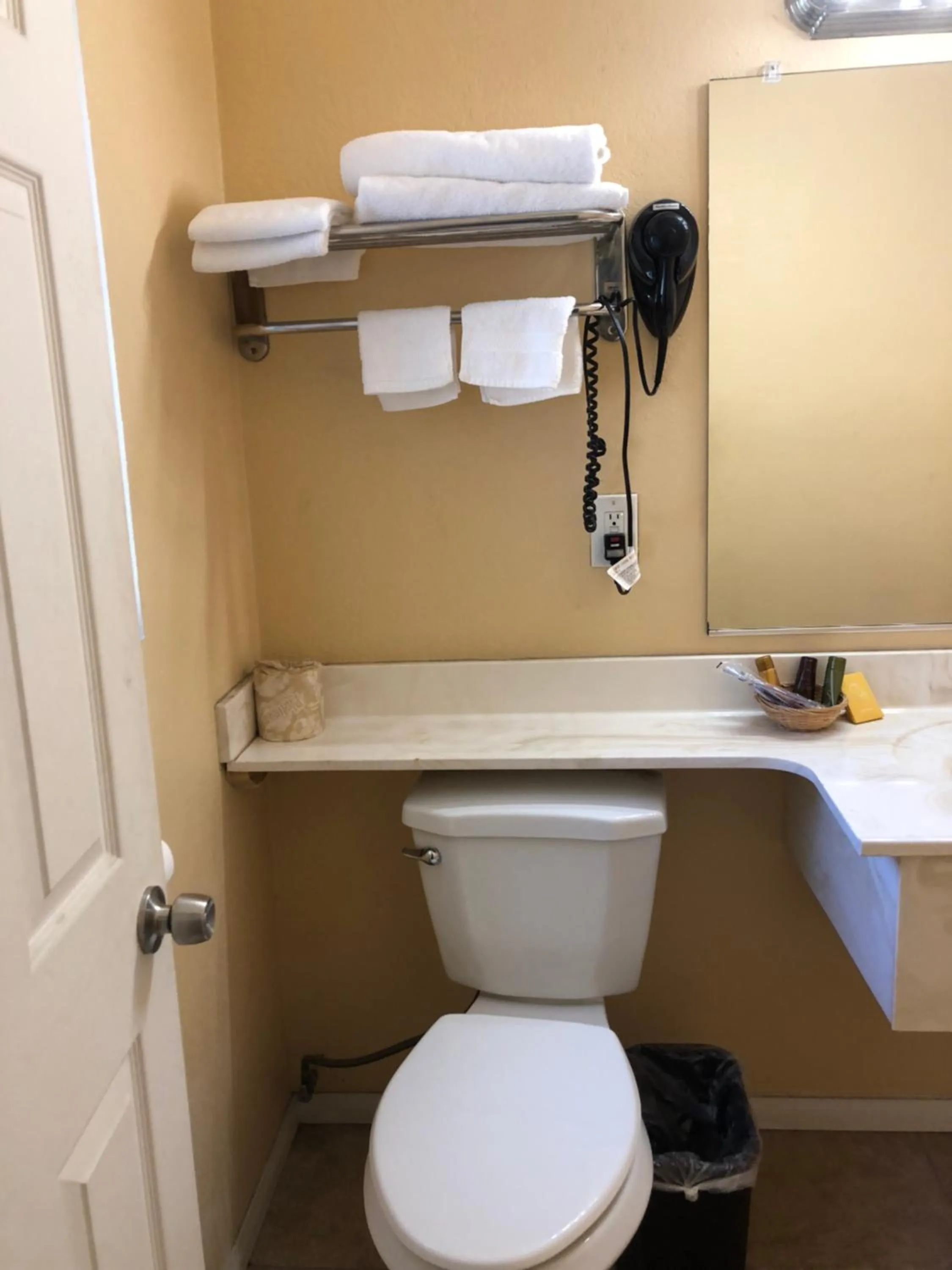 Toilet in Encore Motel Near Marina Del Rey, Culver City & Venice