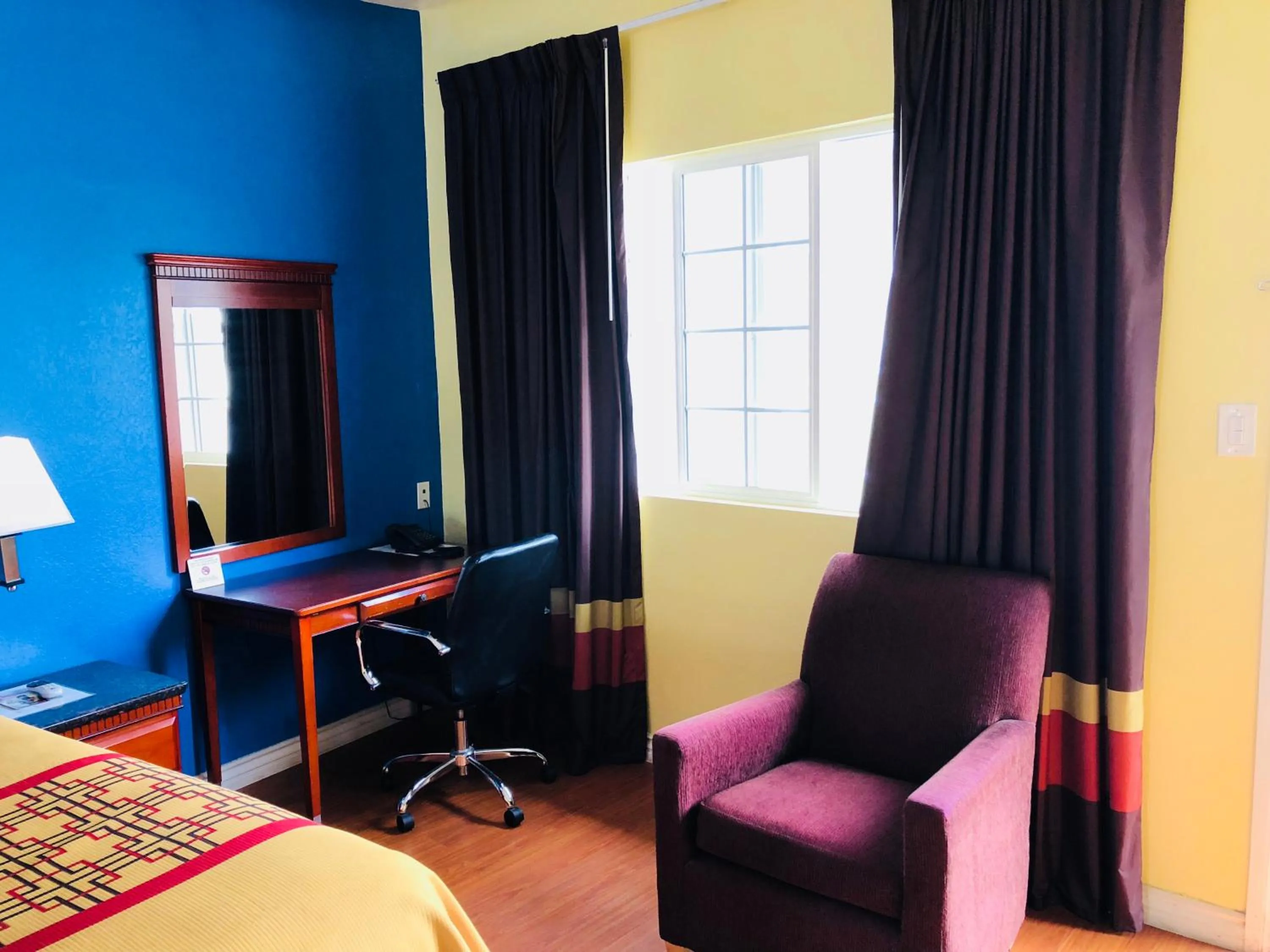 Seating area, Bed in Encore Motel Near Marina Del Rey, Culver City & Venice