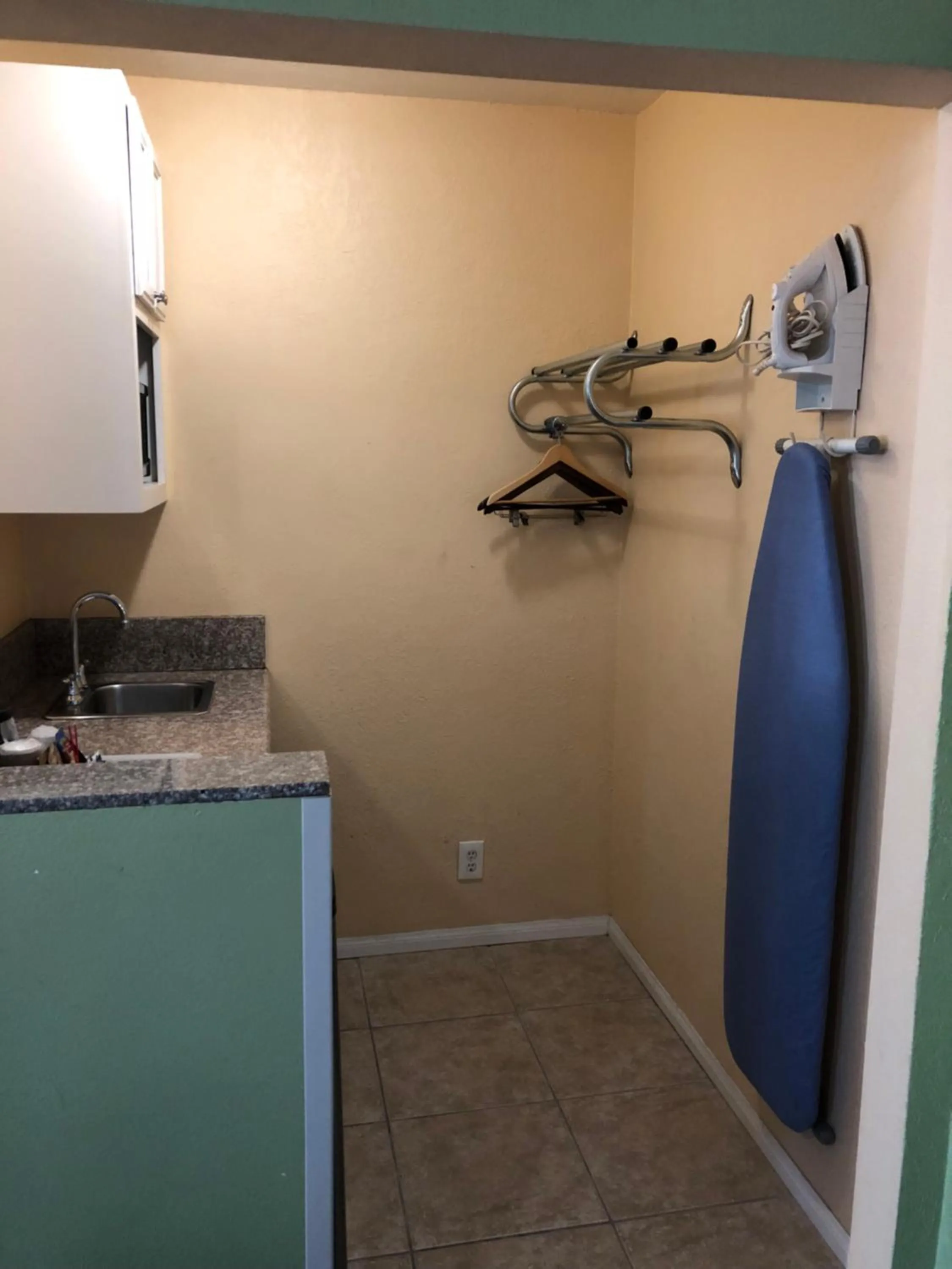 Kitchen or kitchenette in Encore Motel Near Marina Del Rey, Culver City & Venice