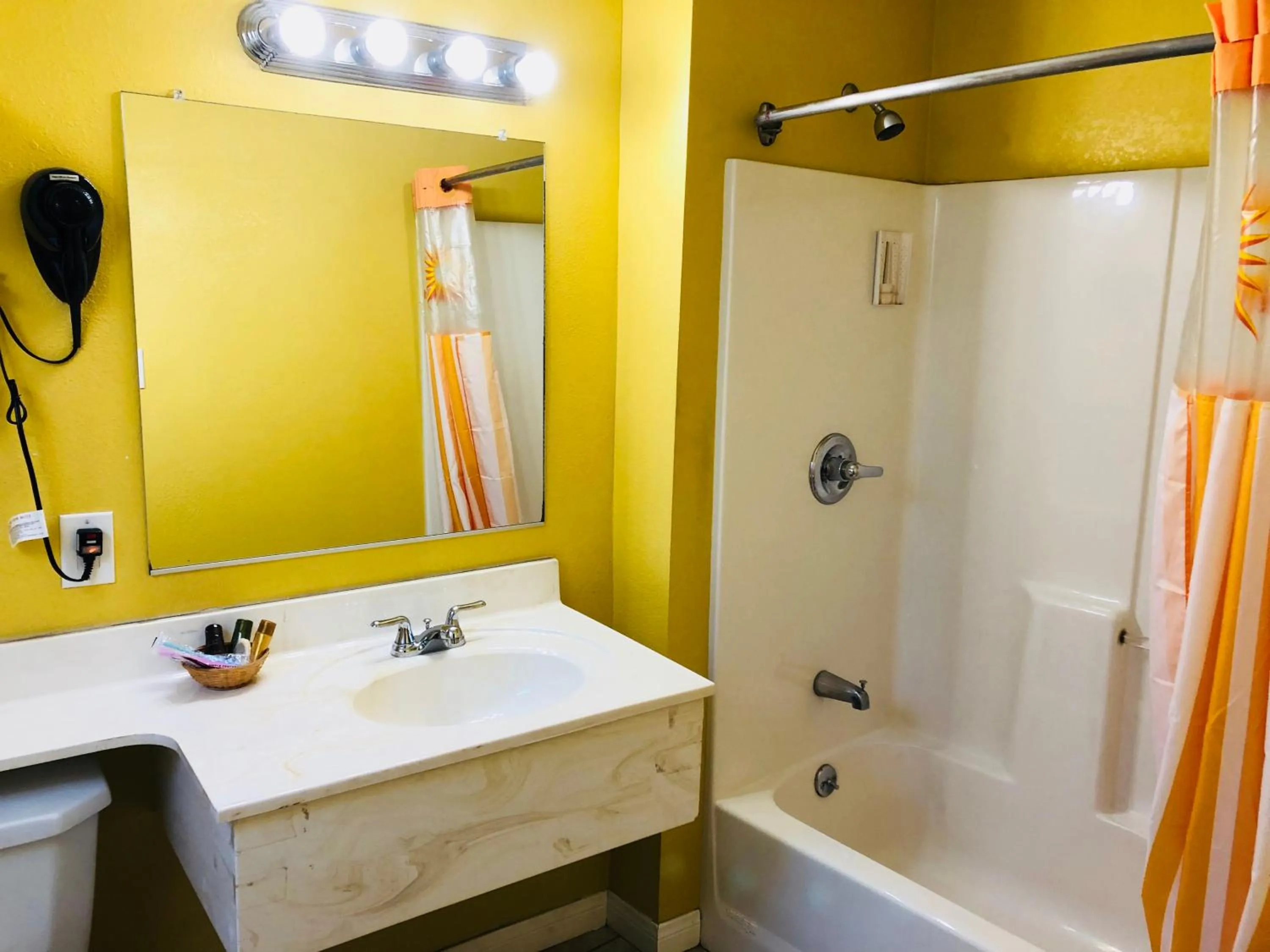 Shower in Encore Motel Near Marina Del Rey, Culver City & Venice