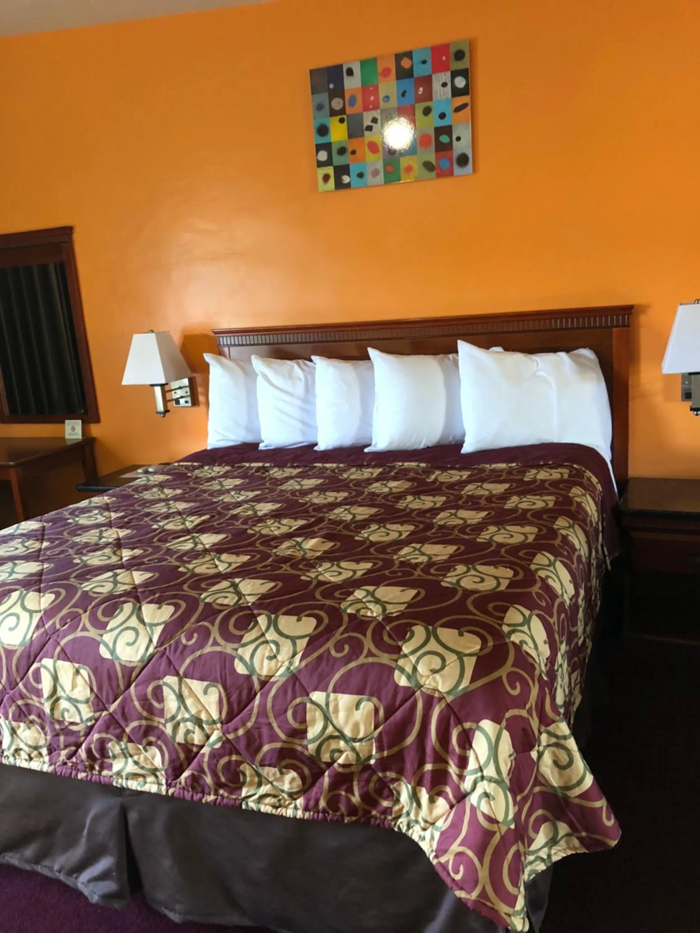 Bed in Encore Motel Near Marina Del Rey, Culver City & Venice