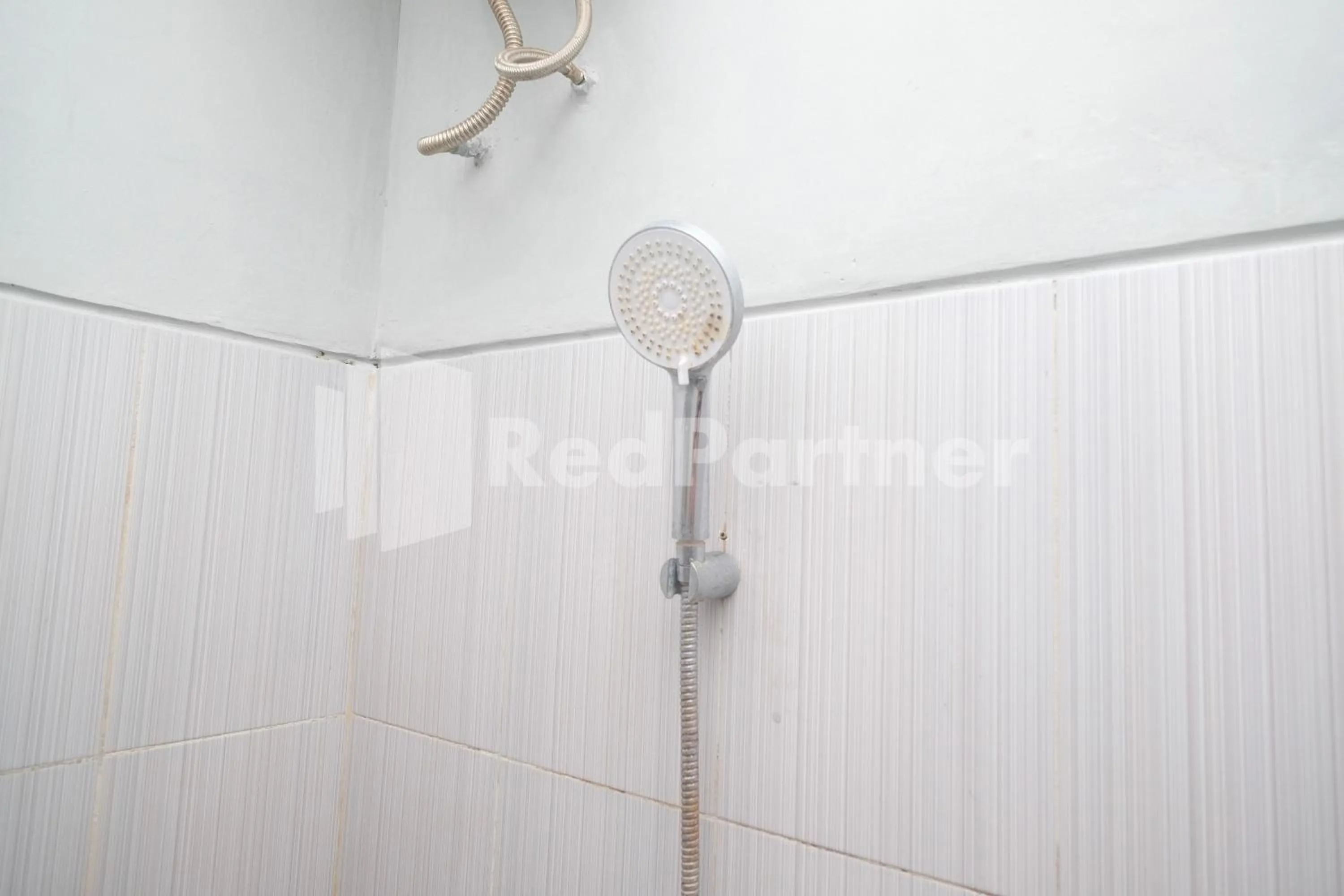 Bathroom in Griya Loka 1 Syariah Near RSUD Dr Kariadi Mitra RedDoorz