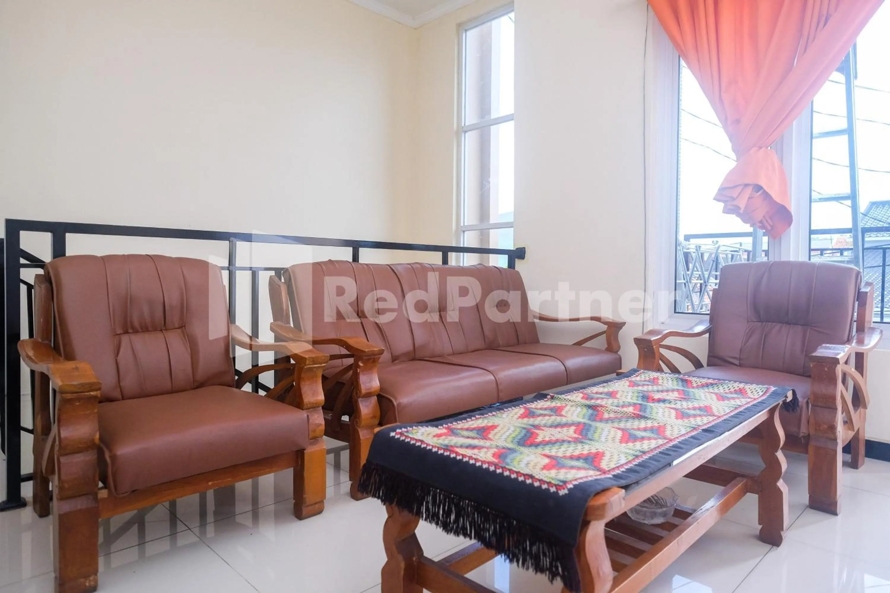 Seating area in Griya Loka 1 Syariah Near RSUD Dr Kariadi Mitra RedDoorz